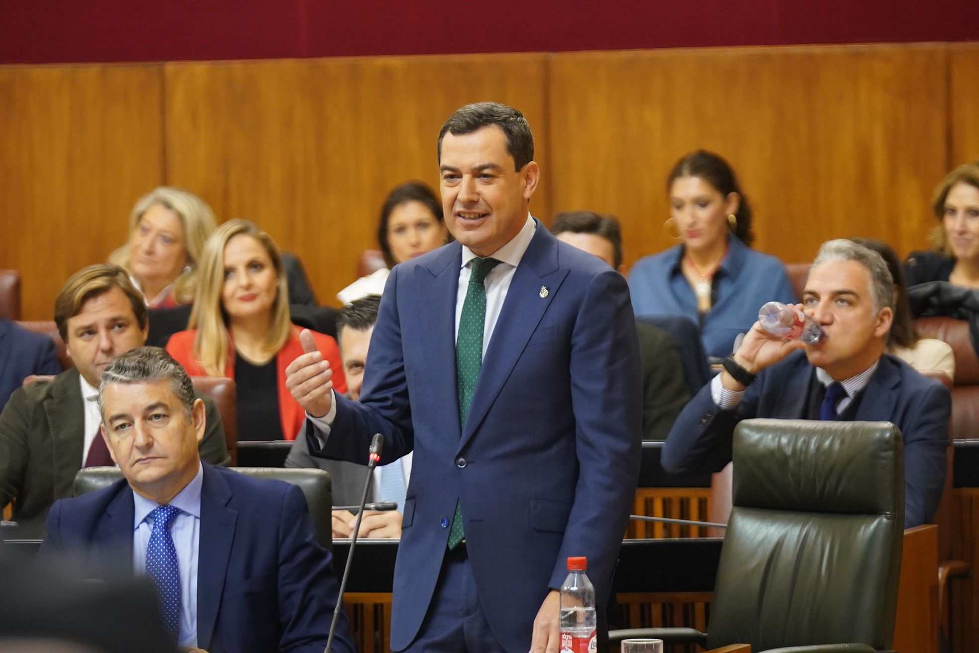 Moreno, en un momento de la sesión de control de este jueves, ha dicho que las enfermeras de la sanidad andaluza son ahora "las terceras mejor pagadas de España". Moreno, en un momento de la sesión de control de este jueves, ha dicho que las enfermeras de la sanidad andaluza son ahora "las terceras mejor pagadas de España".