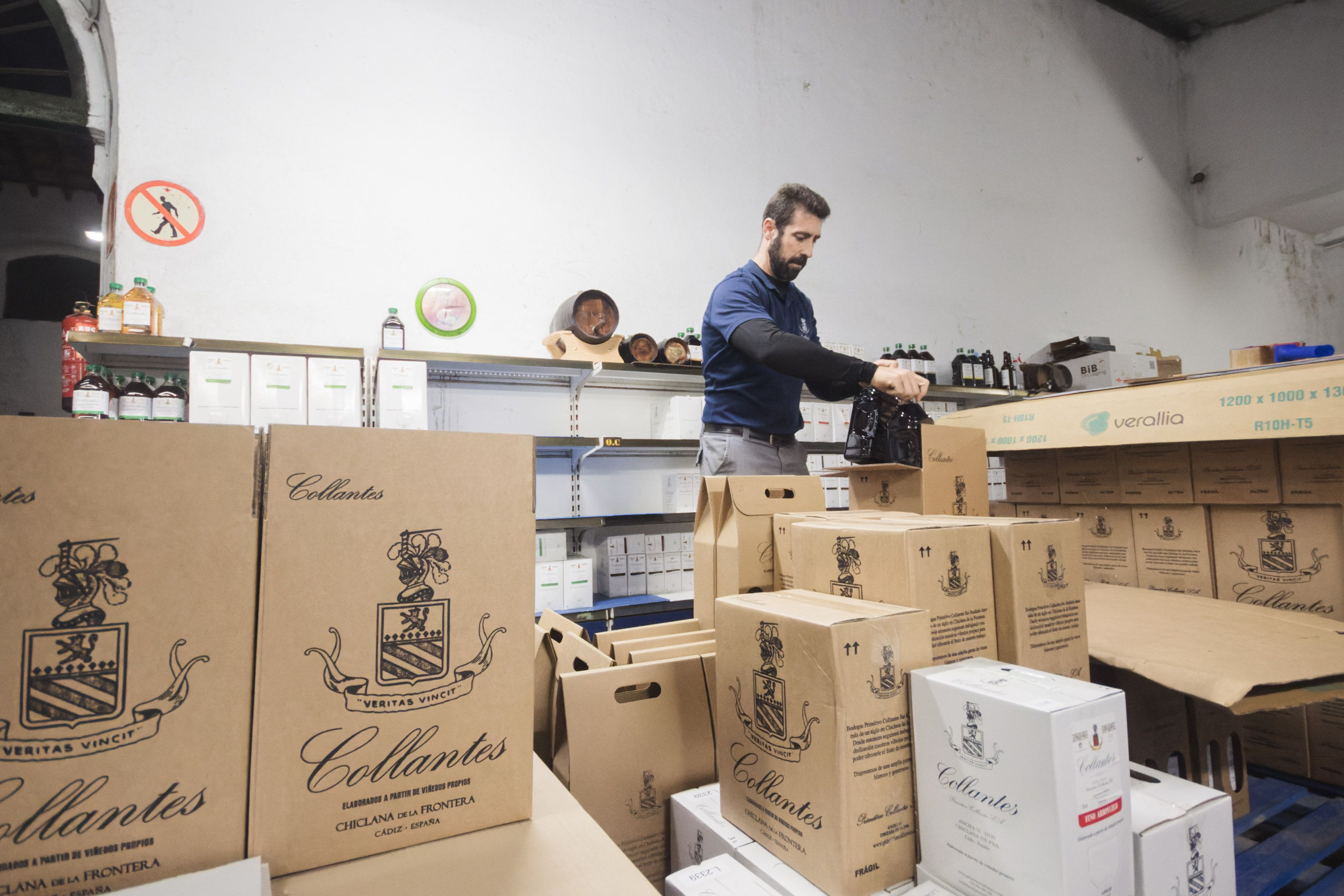 Javier empaqueta las botellas para los pedidos.