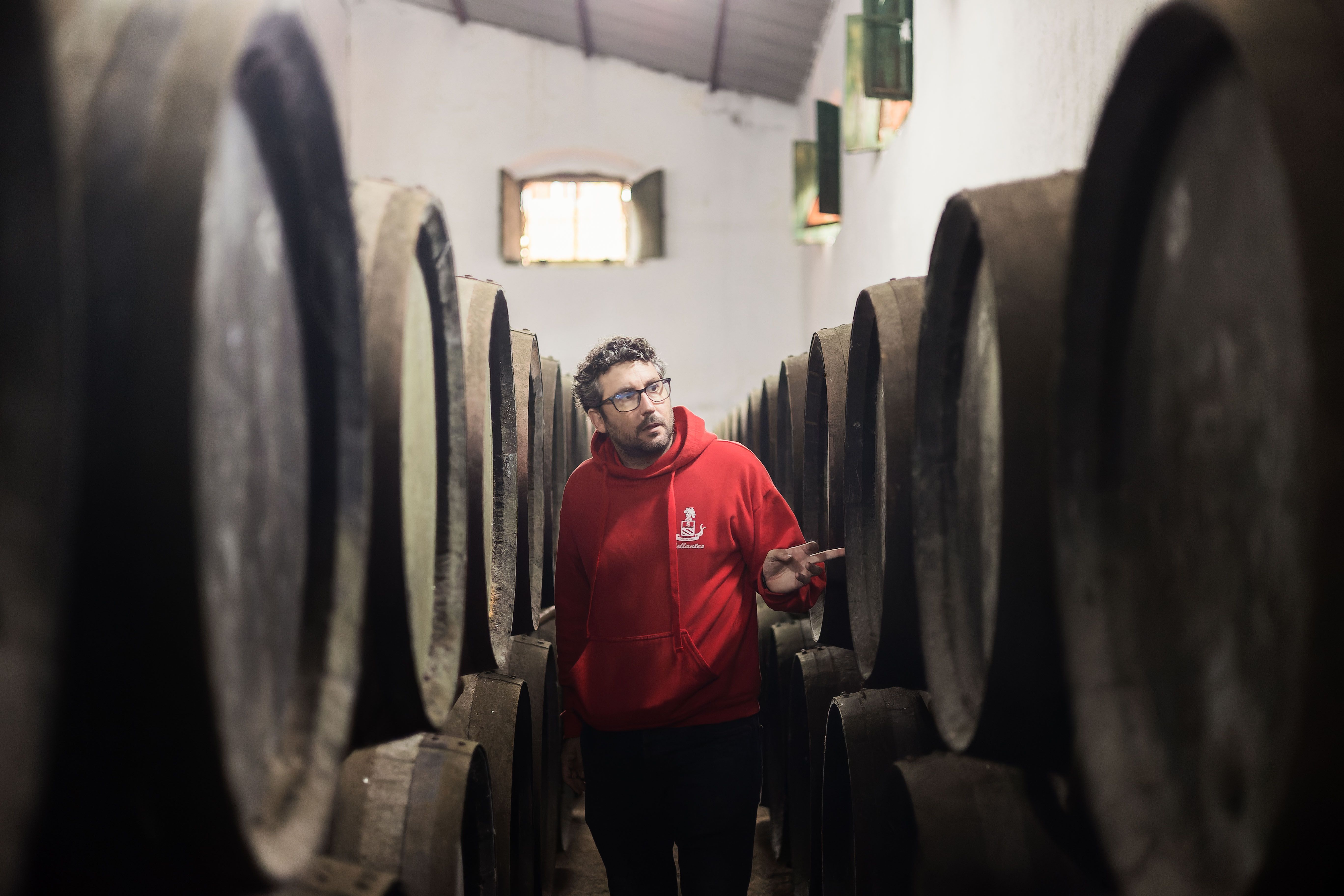 Primitivo camina entre las botas.