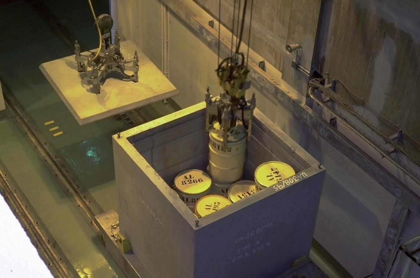 Carga de bidones en un contenedor de almacenamiento en El Cabril, cementerio nuclear, en una imagen de archivo.