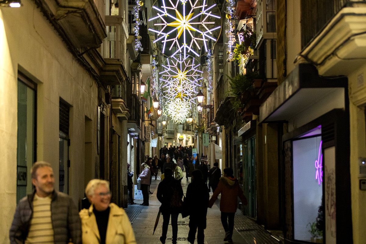 La céntrica y comercial calle José del Toro, con el alumbrado de Navidad del pasado año.