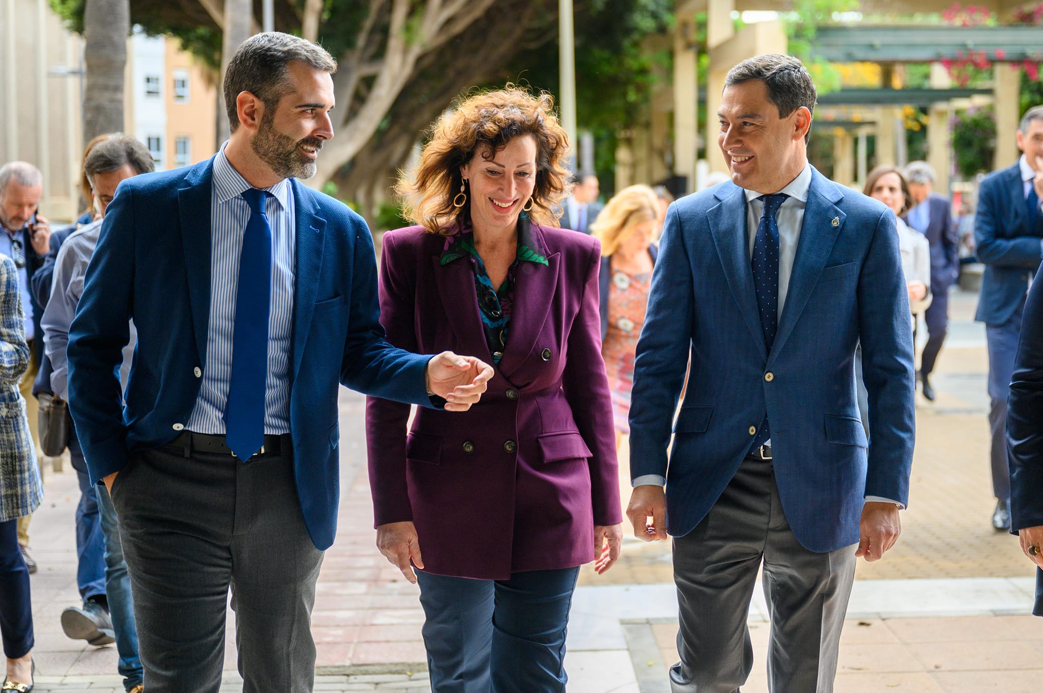 El consejero Fernández Pacheco, la alcaldesa de Almería, Mar Vázquez Agüero y el presidente Juanma Moreno Bonilla.