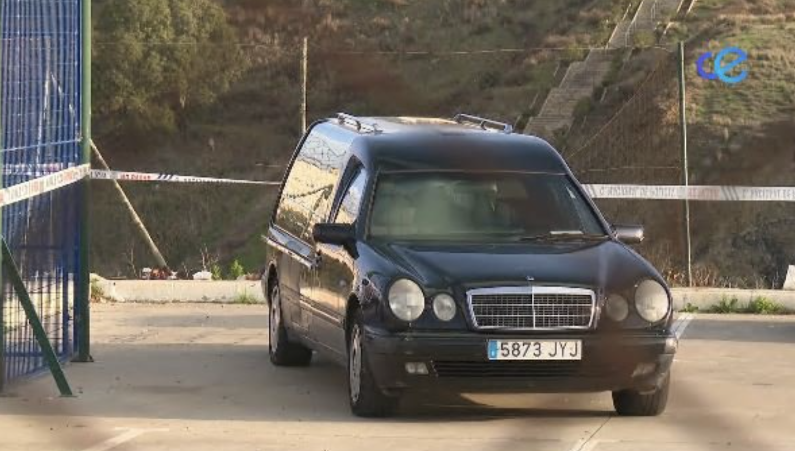 Coche fúnebre en la zona donde ha sido hallado el niño de 8 años en Ceuta, en una imagen de la Radio y Televisión de Ceuta. Coche fúnebre en la zona donde ha sido hallado el niño de 8 años en Ceuta, en una imagen de la Radio y Televisión de Ceuta.