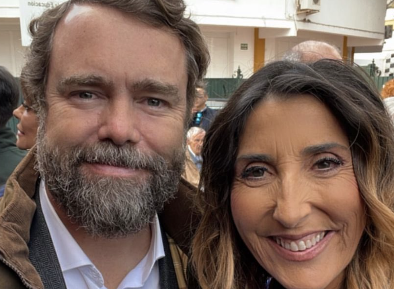 Paz Padilla y su polémica foto con Espinosa de los Monteros (Vox): de fiesta con 'El Turronero' en Ubrique. Paz Padilla y su polémica foto con Espinosa de los Monteros (Vox): de fiesta con 'El Turronero' en Ubrique.