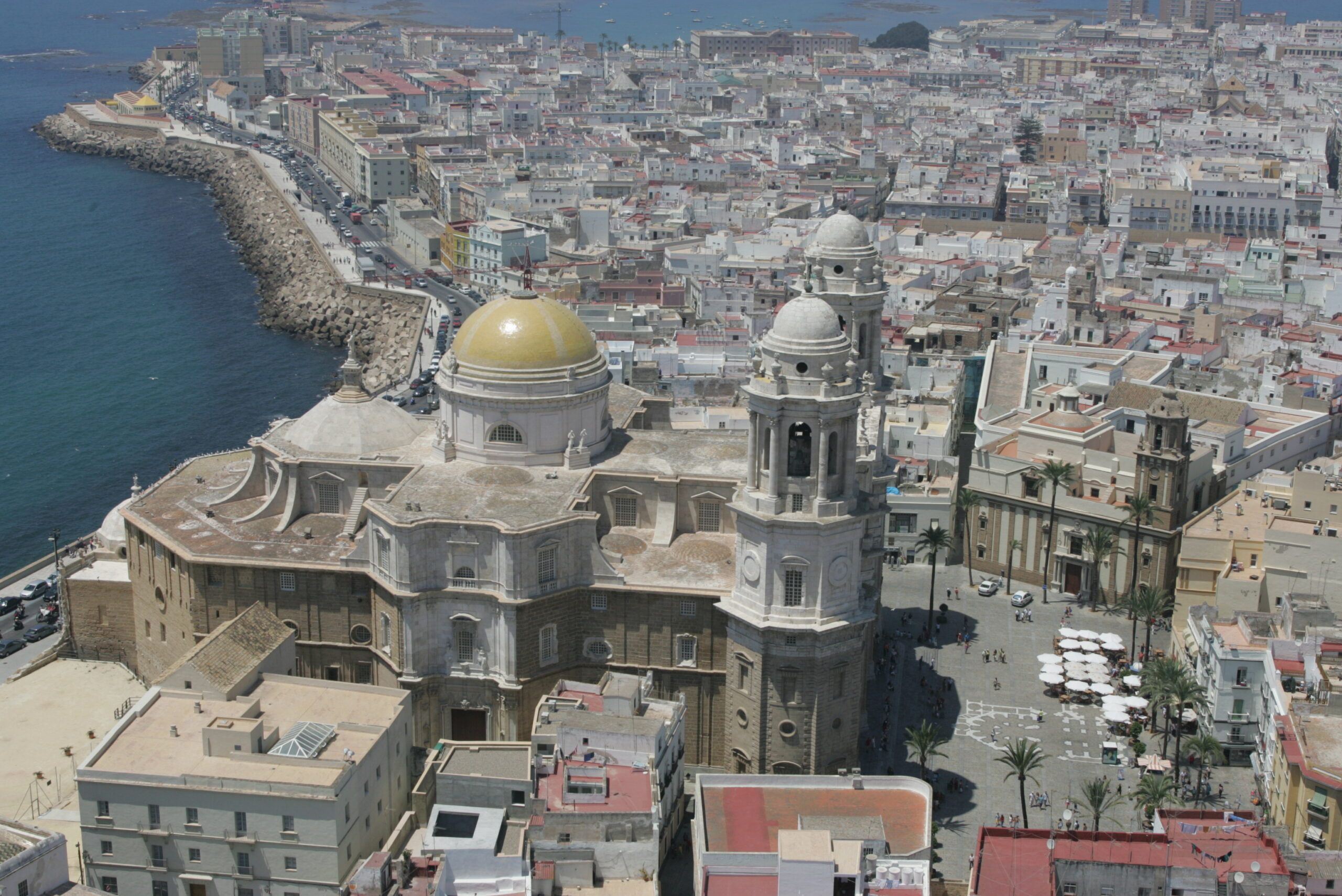 Superinversión de la Junta contra la Cádiz 'vaciada': 15 millones para levantar 500 VPO. Vista aérea del intramuros gaditano.