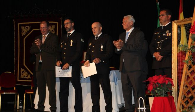 Los policías locales que salvaron la vida a una niña de El Cuervo.