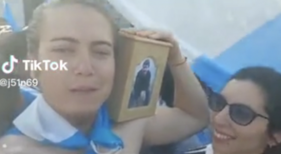 El joven junto a las cenizas de su padre durante las celebraciones en Argentina. El joven junto a las cenizas de su padre durante las celebraciones en Argentina.