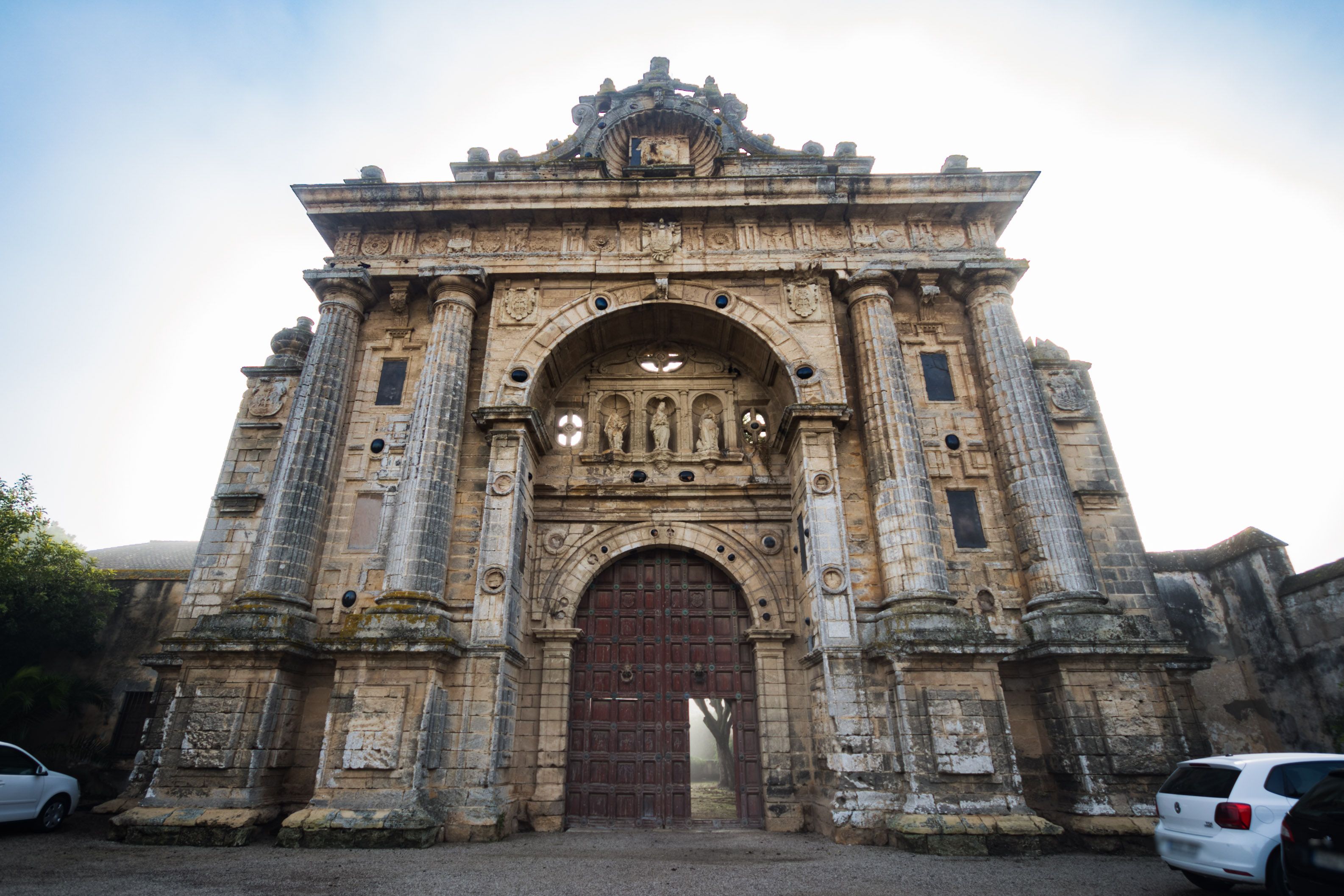 El pórtico de acceso al monasterio, obra de Andrés de Rivera, que también precisa de una urgente intervención. 