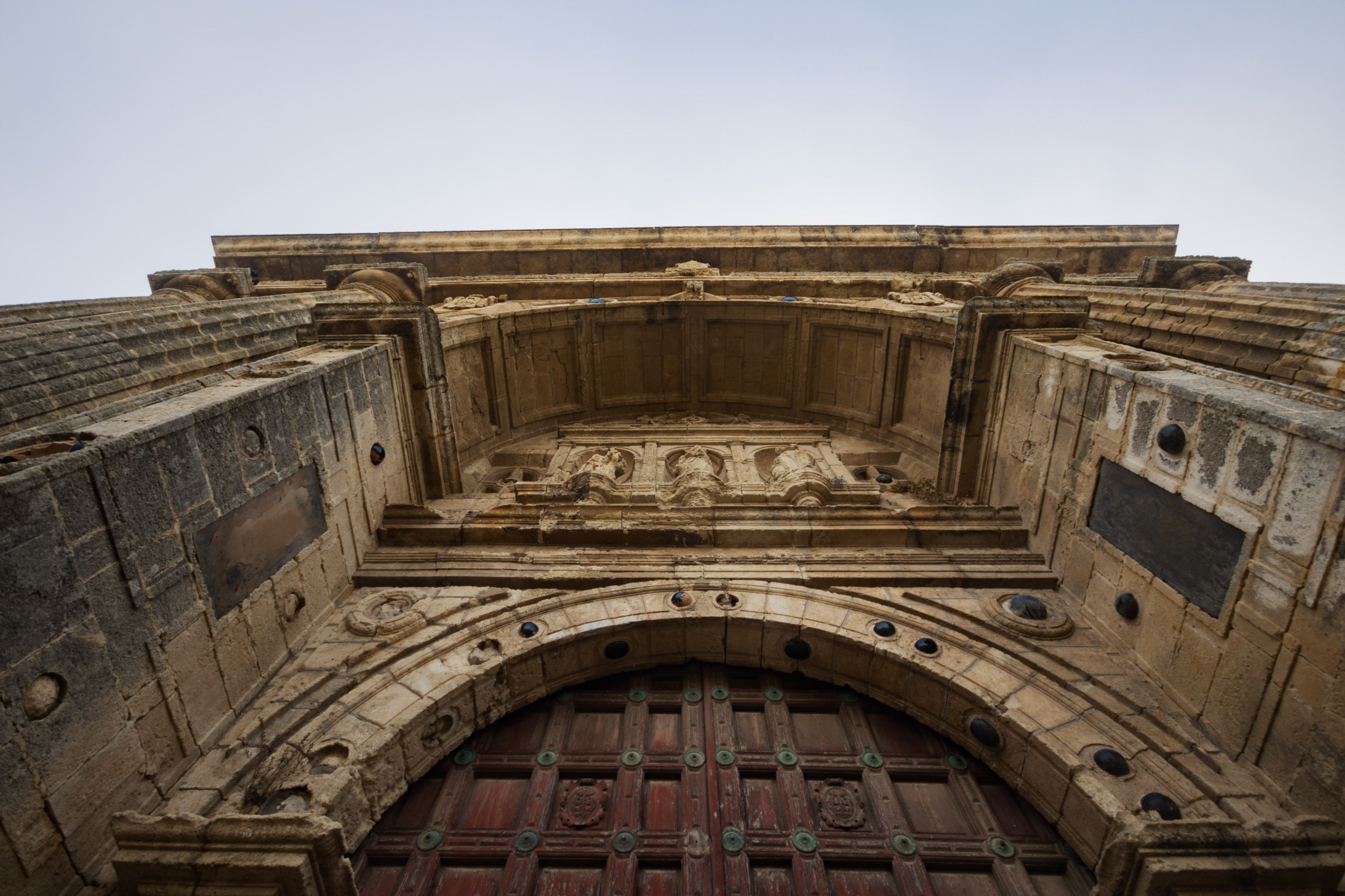 Vista de la parte superior del pórtico de entrada al monasterio de la Cartuja en Jerez, en una imagen reciente. Vista de la parte superior del pórtico de entrada al monasterio de la Cartuja en Jerez, en una imagen reciente.