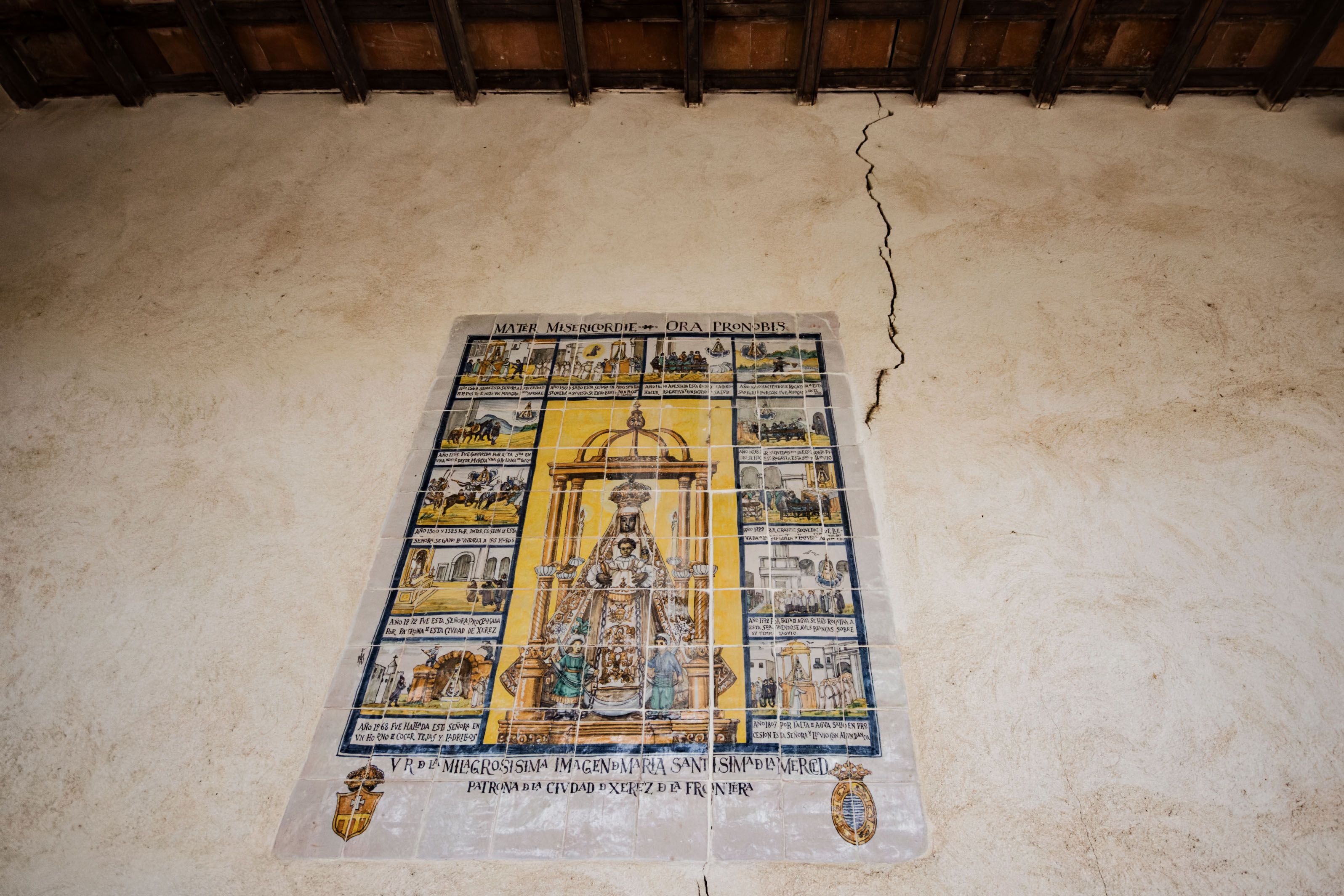 Otra grieta en el exterior de la capilla de los Caminantes junto a un azulejo de la Virgen de la Merced.      CANDELA NÚÑEZ