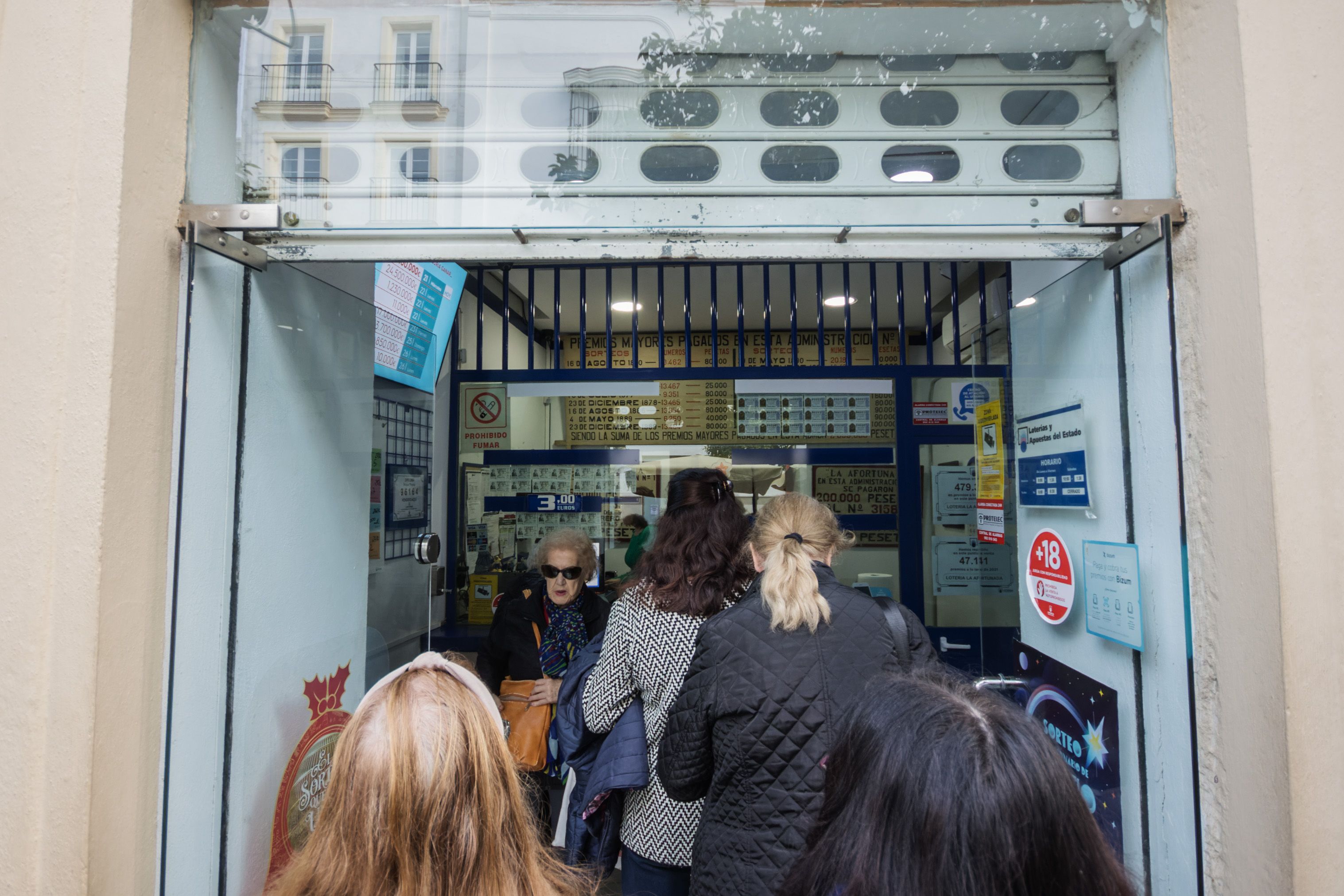 Colas de última hora para adquirir los números de la lotería de Navidad en Jerez.