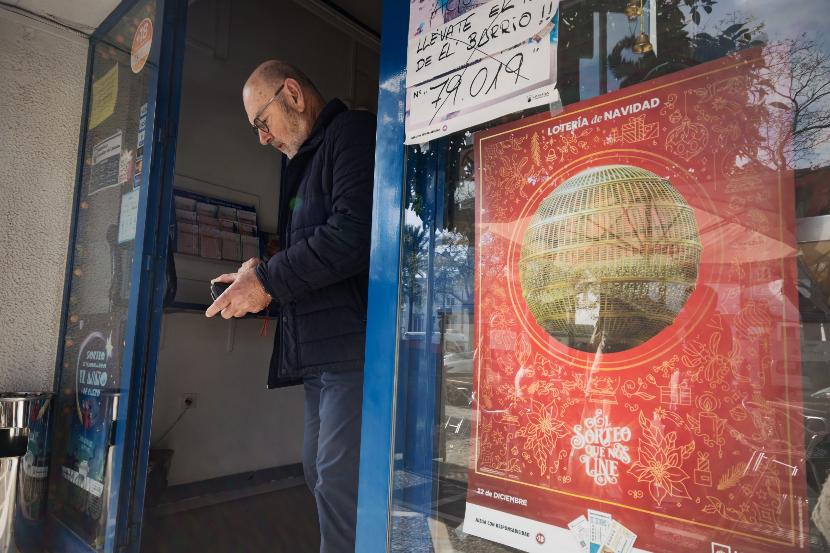 Un hombre, comprando Lotería en una imagen de archivo.