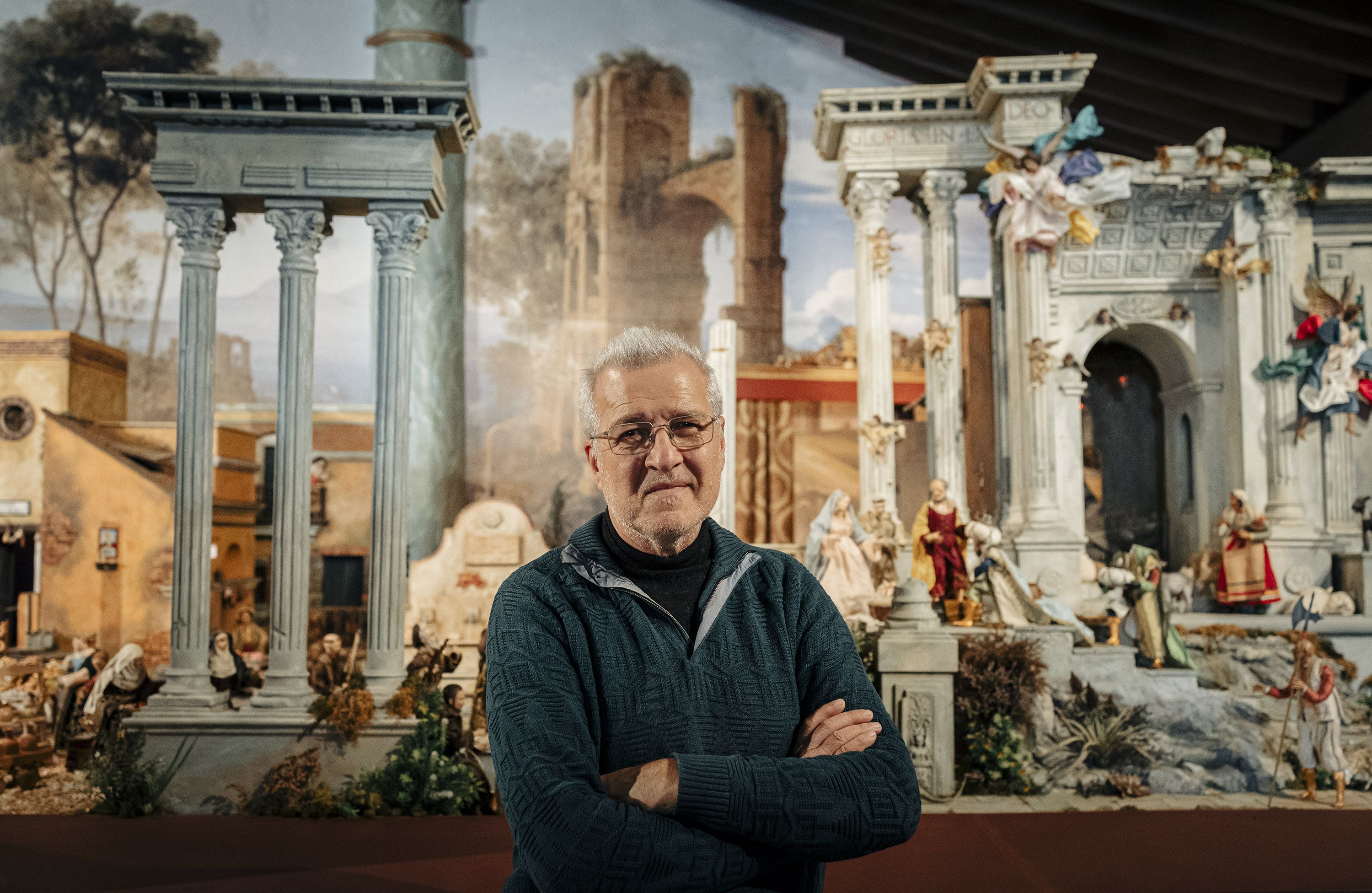El presidente de los belenistas jerezanos, Ramón Garcia, ante el Belén napolitano.   ESTEBAN