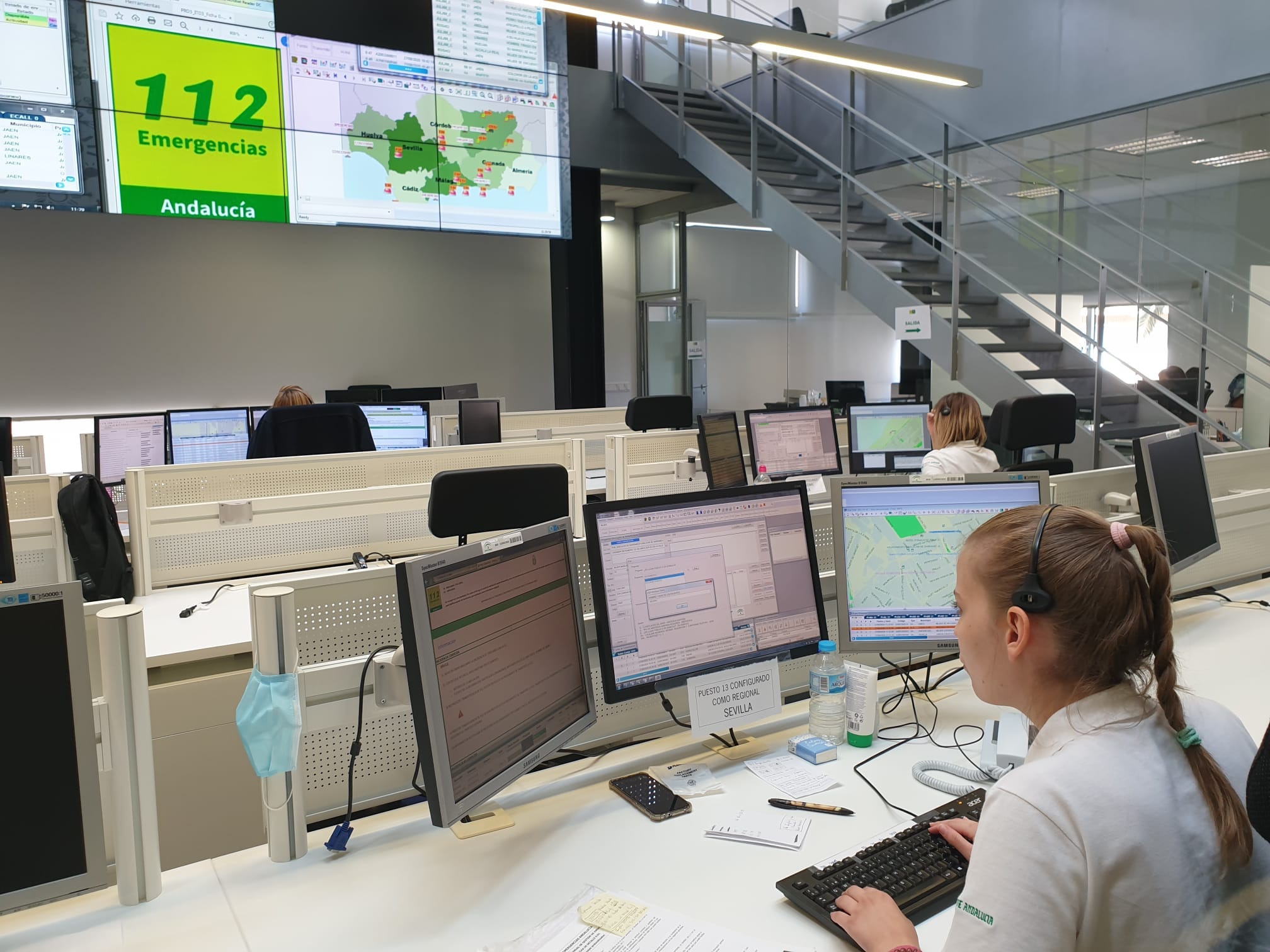 Una sala donde trabajan profesionales de Emergencias 112 Andalucía. Una sala donde trabajan profesionales de Emergencias 112 Andalucía.
