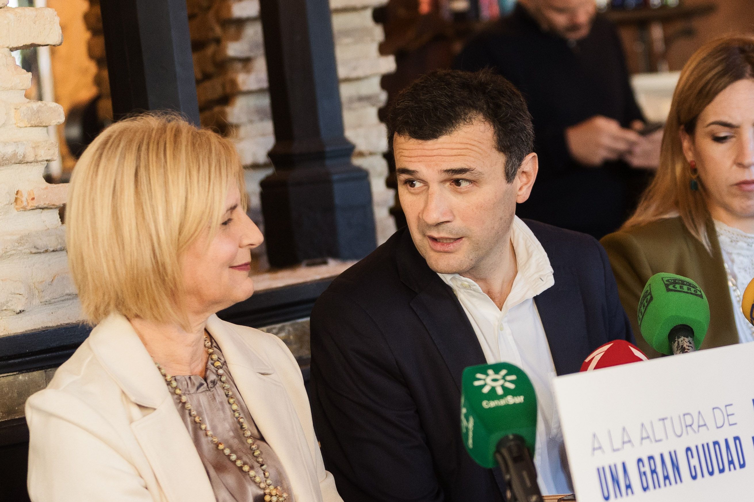 Bruno García de León comenta algo a María José García-Pelayo, este martes en Jerez, en un acto del PP jerezano.