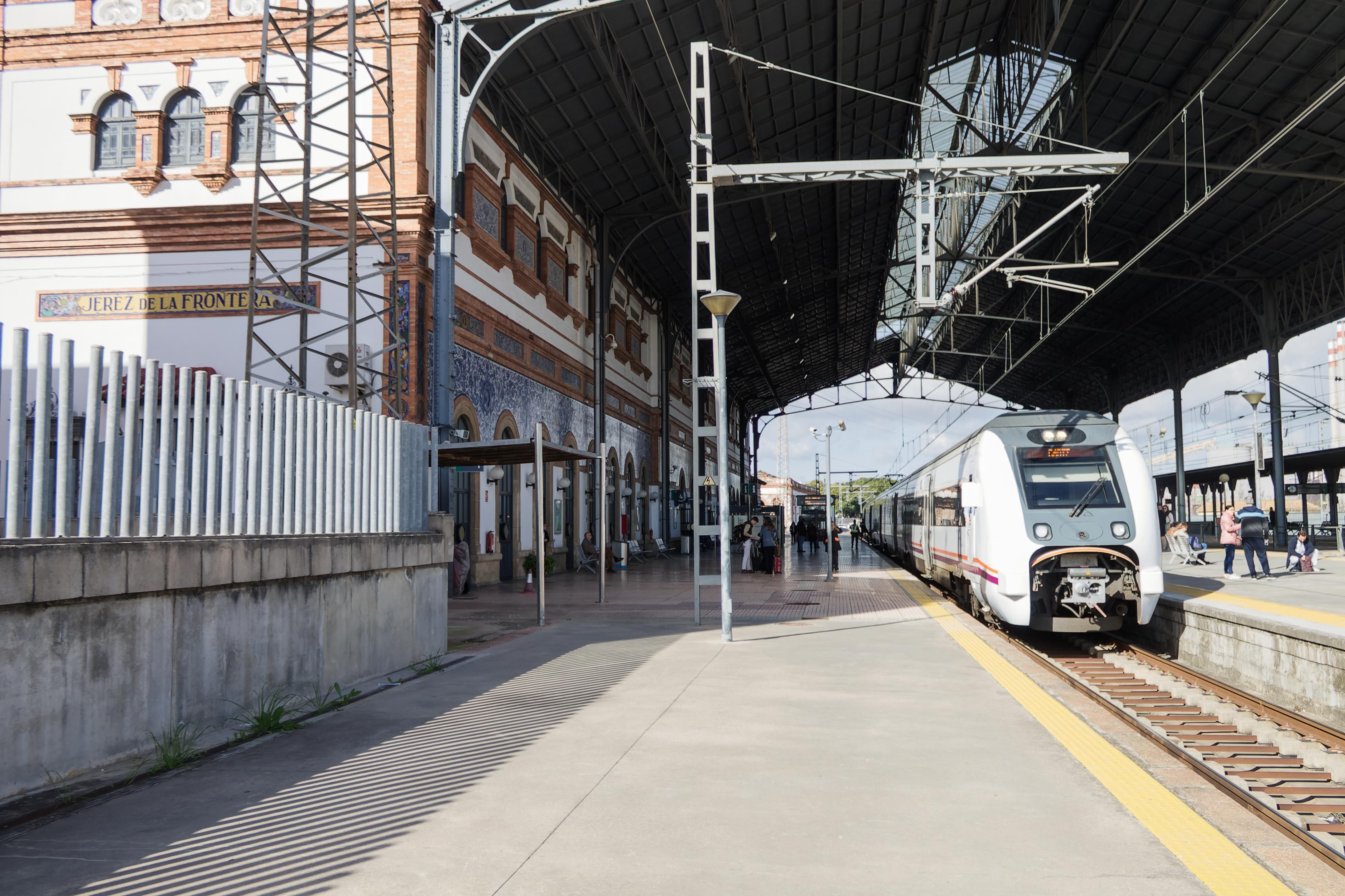 Un tren de Media Distancia en la estación de Jerez.