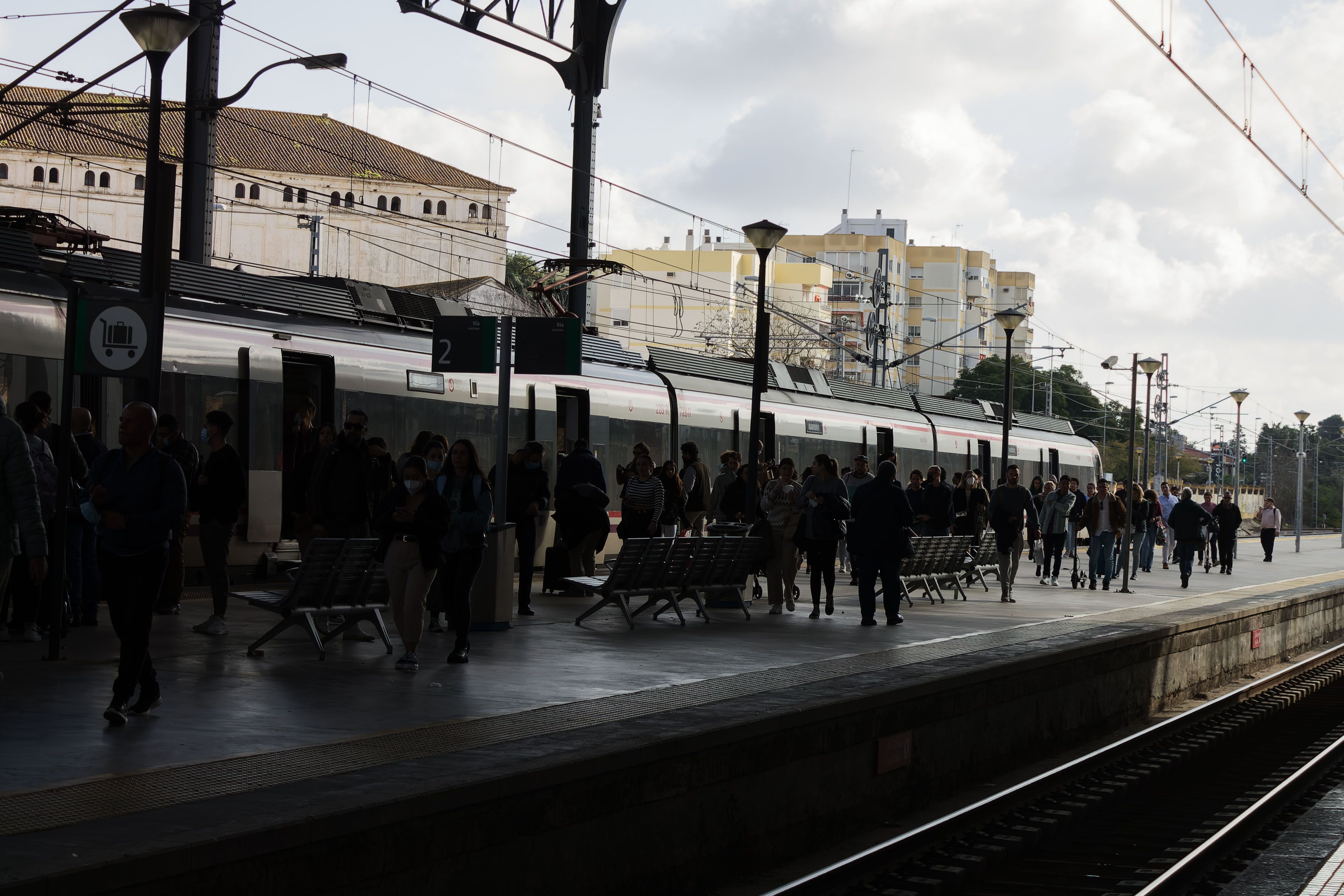 Pasajeros esperando un tren de Media Distancia de Renfe.