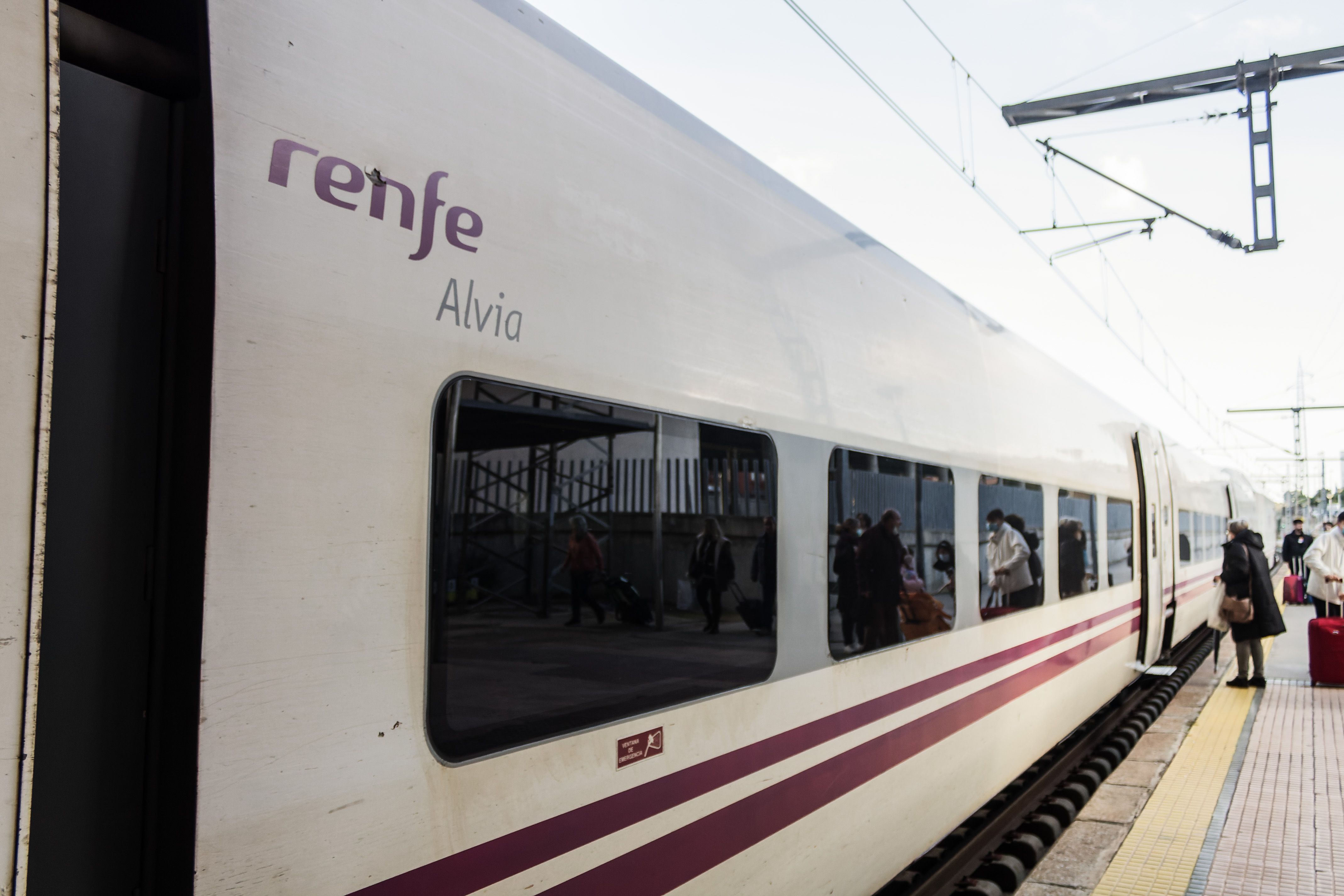 Un Alvia en la estación de Renfe en Jerez.