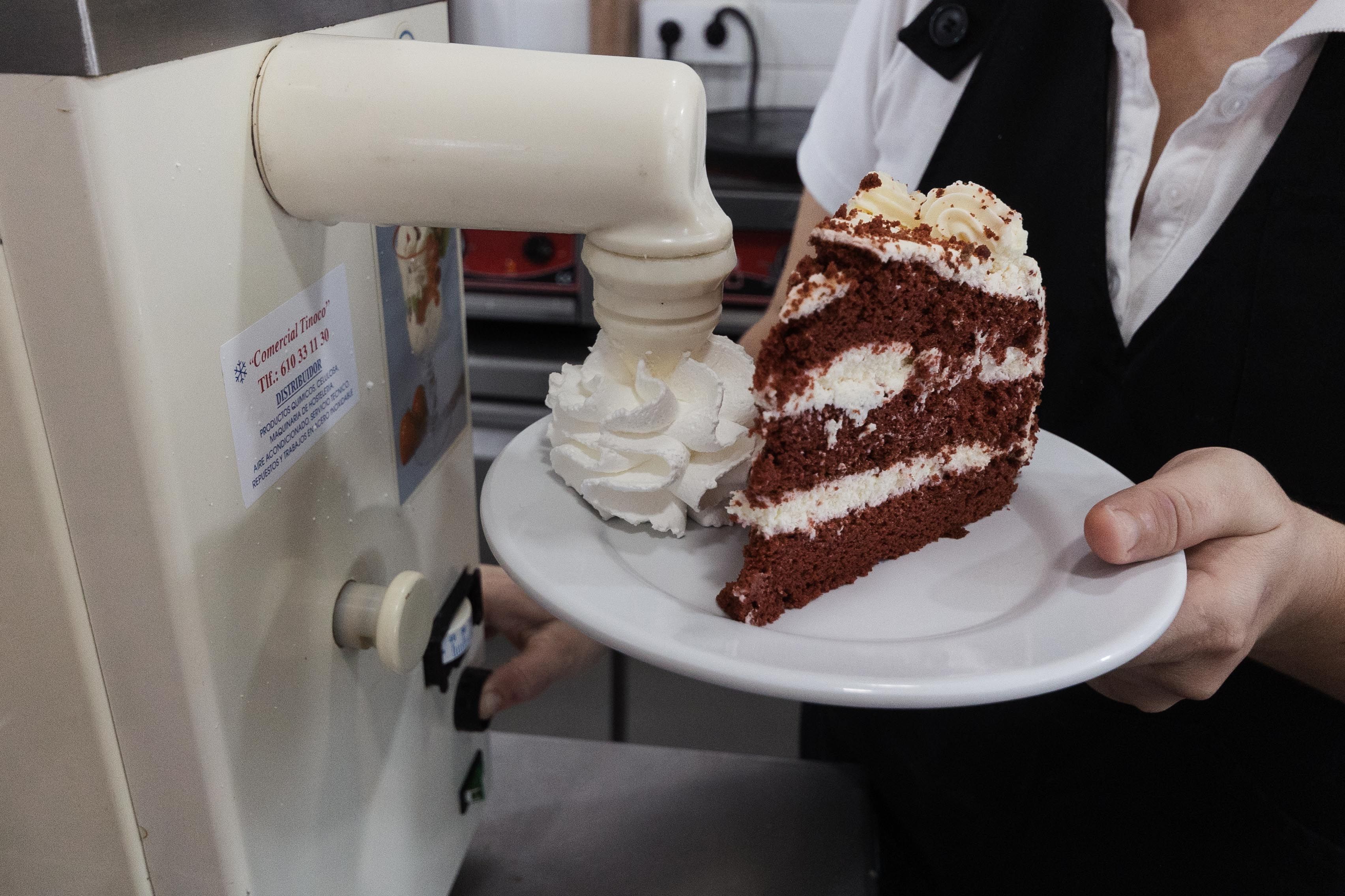 Un trozo de tarta con nata.