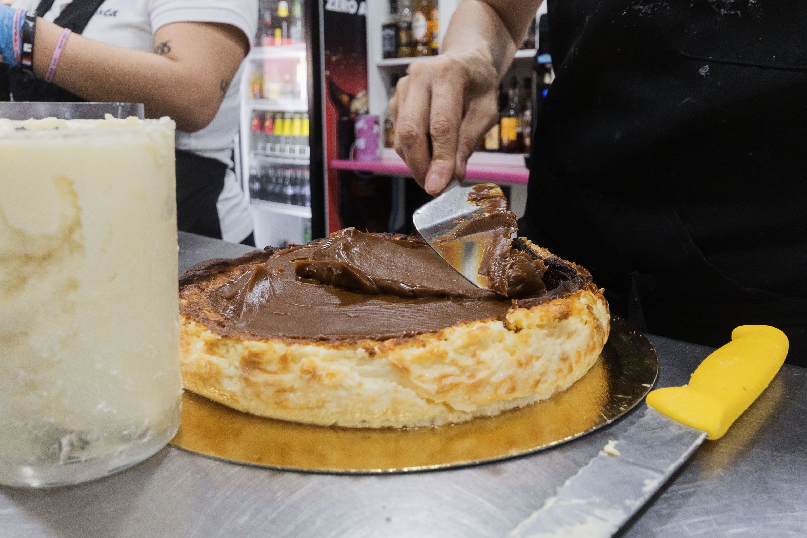 Elaboración de una tarta en la cocina de Dulcinea.