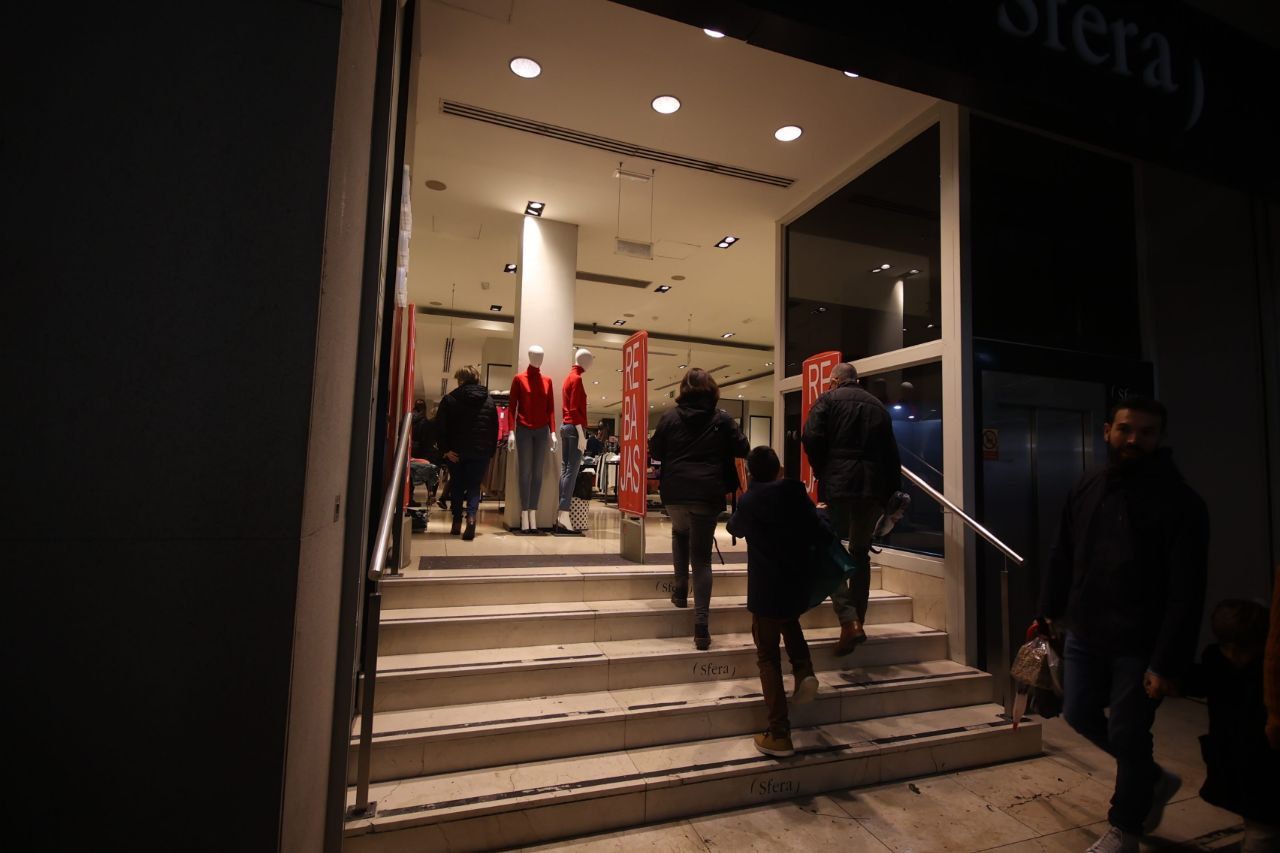 Imagen, este pasado lunes, de la entrada de una tienda en Jerez con los carteles anunciando las rebajas. Habrá récord de empleos y contrataciones en Andalucía.
