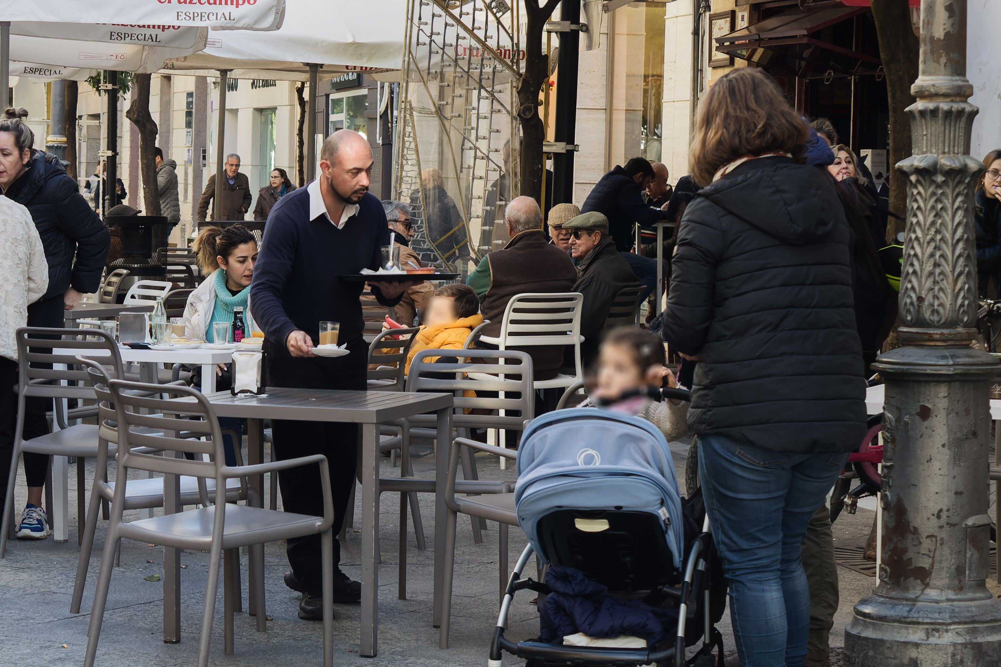 El paro vuelve a bajar en Andalucía con gran importancia del sector servicios. En la imagen, un camarero en una terraza. El paro vuelve a bajar en Andalucía con gran importancia del sector servicios. En la imagen, un camarero en una terraza.