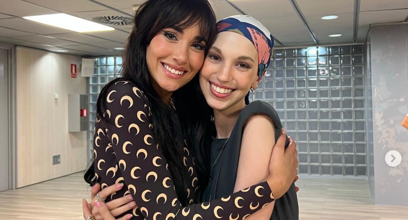 Elena Huelva, junto a la cantante Aitana.