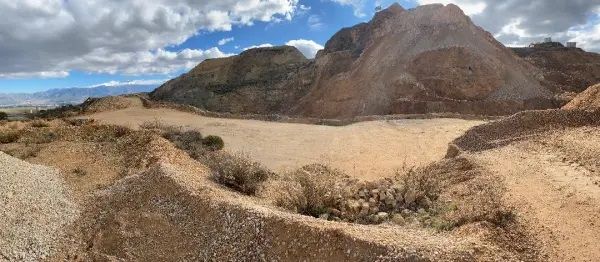 El cerro está ubicado entre Las Gabias, Alhendín y La Malahá, a 16 kilómetros de Granada capital 
