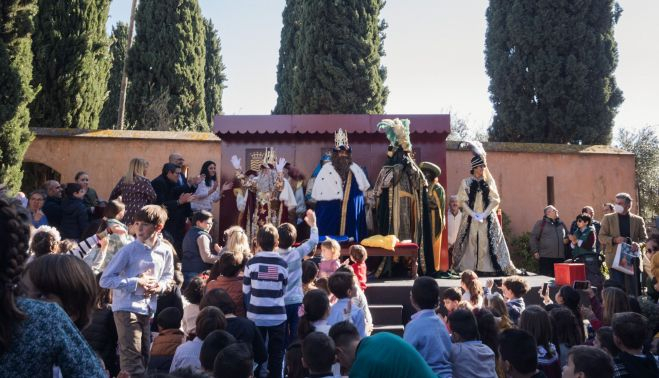 Coronación de los reyes magos y paseo por el centro hacia los claustros de Santo Domingo