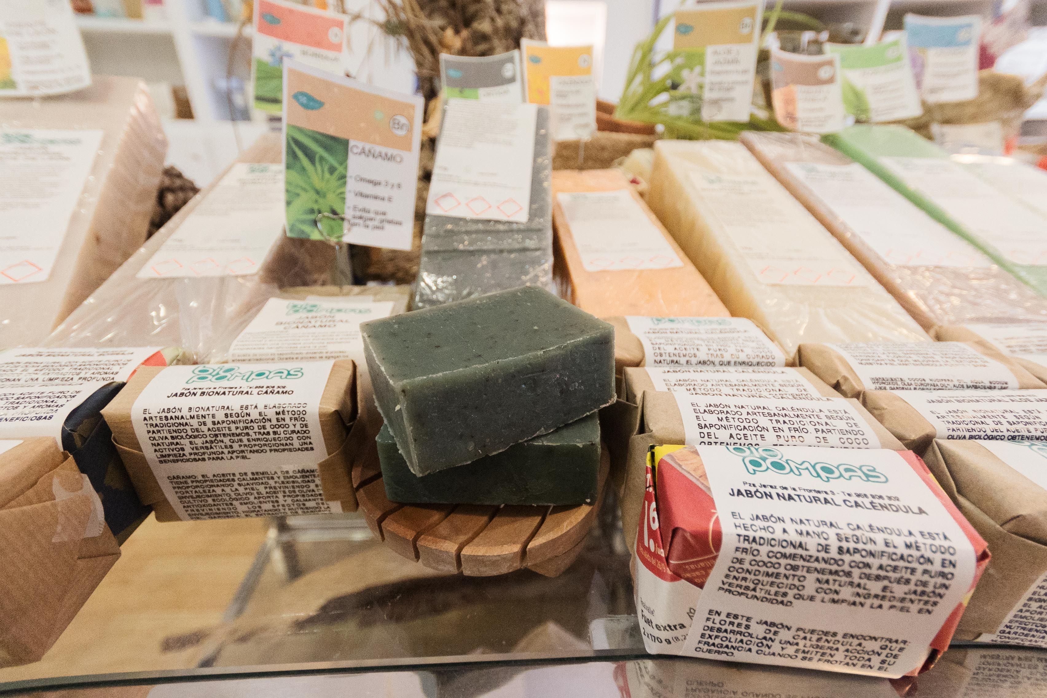 Jabones naturales y otros productos en esta ecotienda de Cádiz.