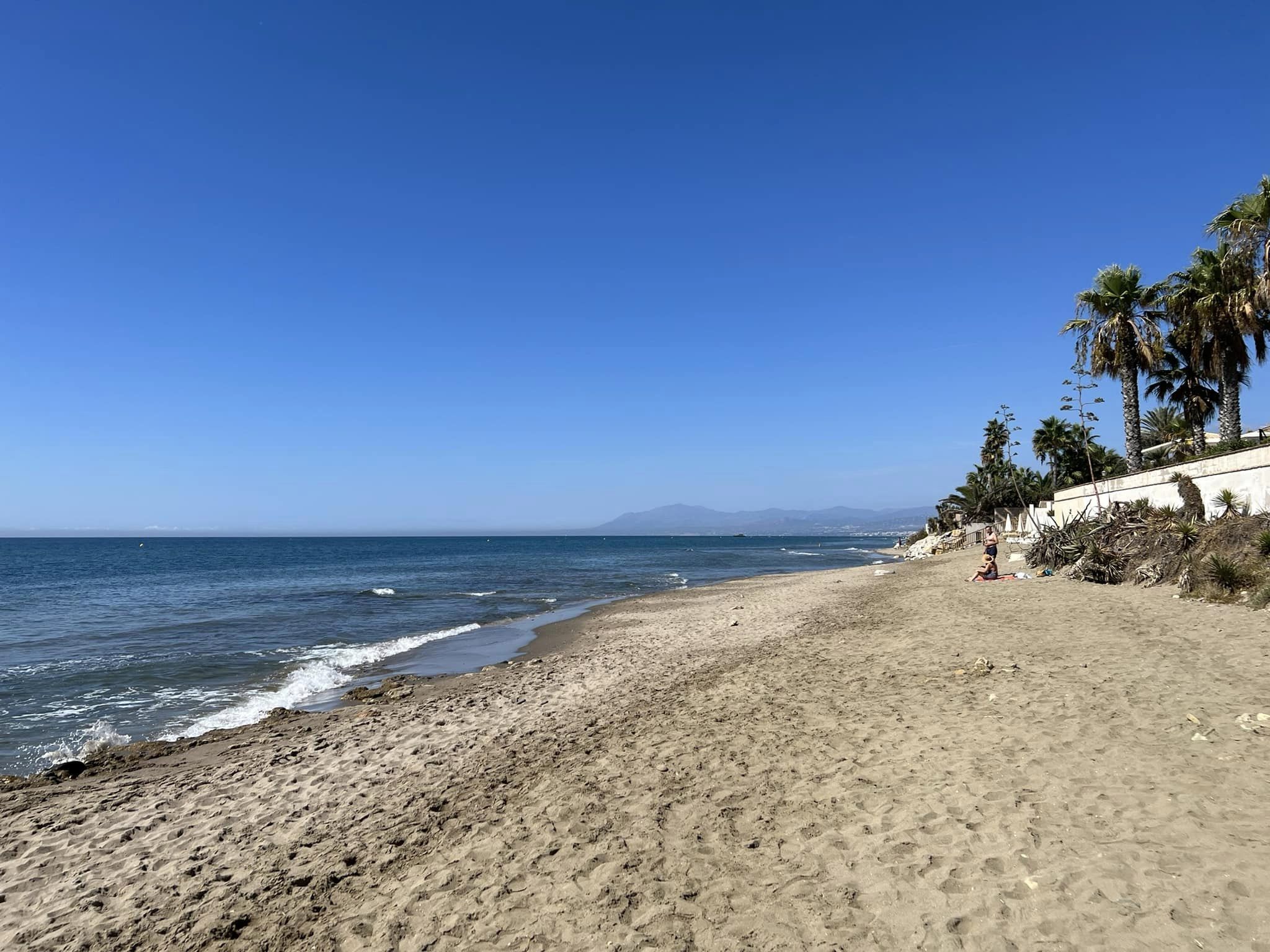 Zona de Marbella, junto al Club 200, donde ha aparecido el cadáver decapitado y sin manos, en una imagen de Jacqui Baker.