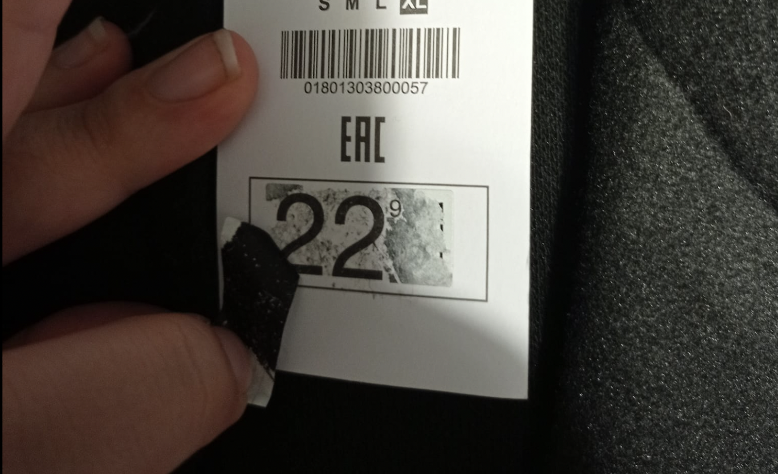 Precio original del abrigo comprado por la vecina en Lefties, en el centro comercial Puerta Europa en Algeciras. Precio original del abrigo comprado por la vecina en Lefties, en el centro comercial Puerta Europa en Algeciras.