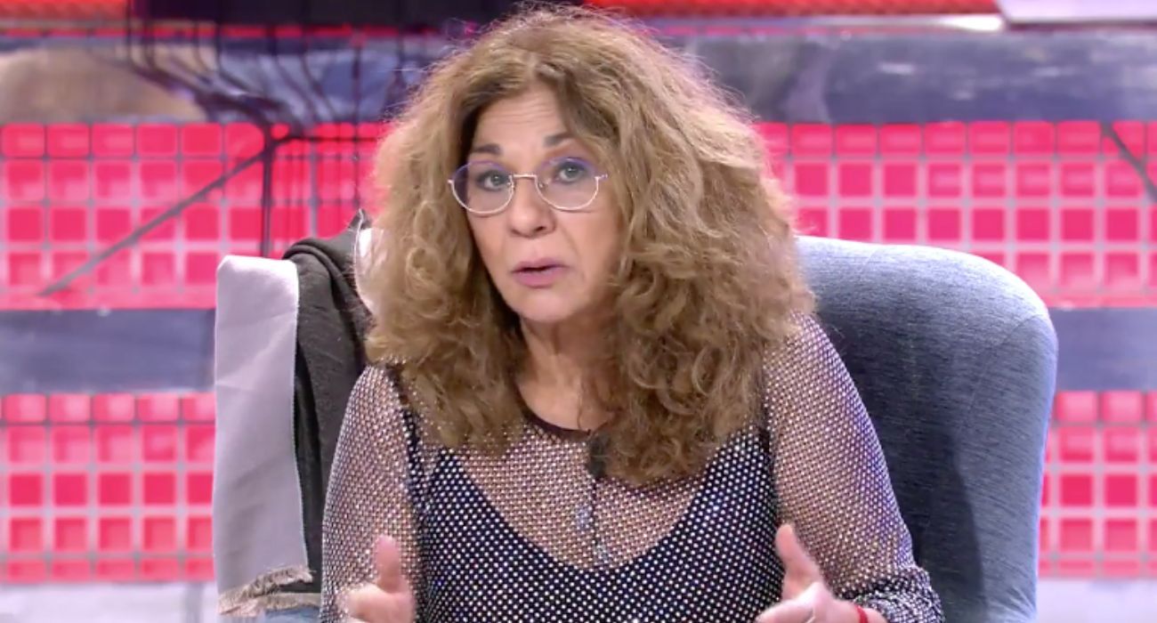 Lolita, hablando indignada sobre el estado de la casa donde nació Lola Flores.