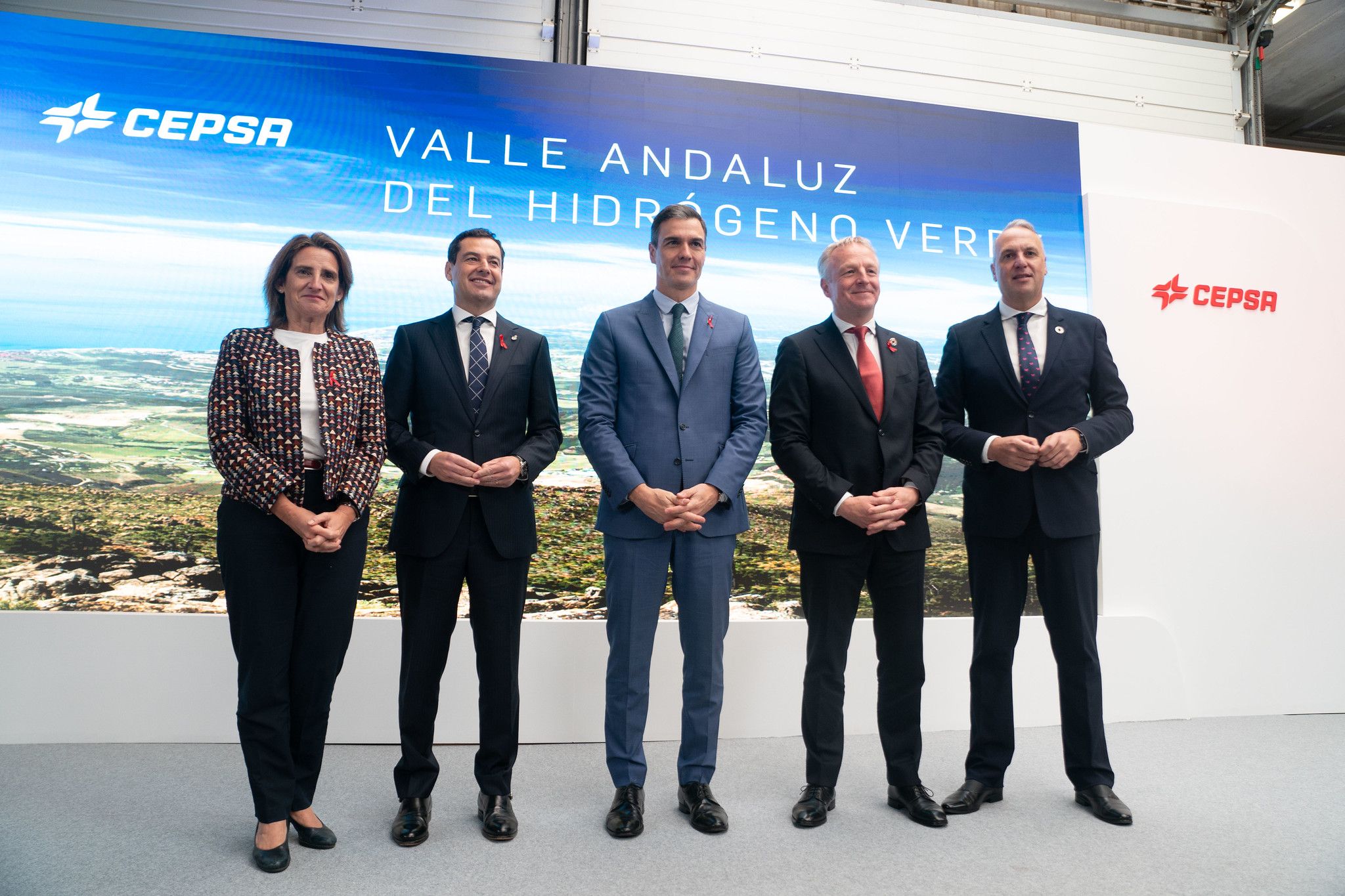 El alcalde de San Roque, Juan Carlos Ruiz Boix (en el extremo derecho de la imagen), junto a otras autoridades en la presentación del proyecto de Cepsa en San Roque, en diciembre pasado.