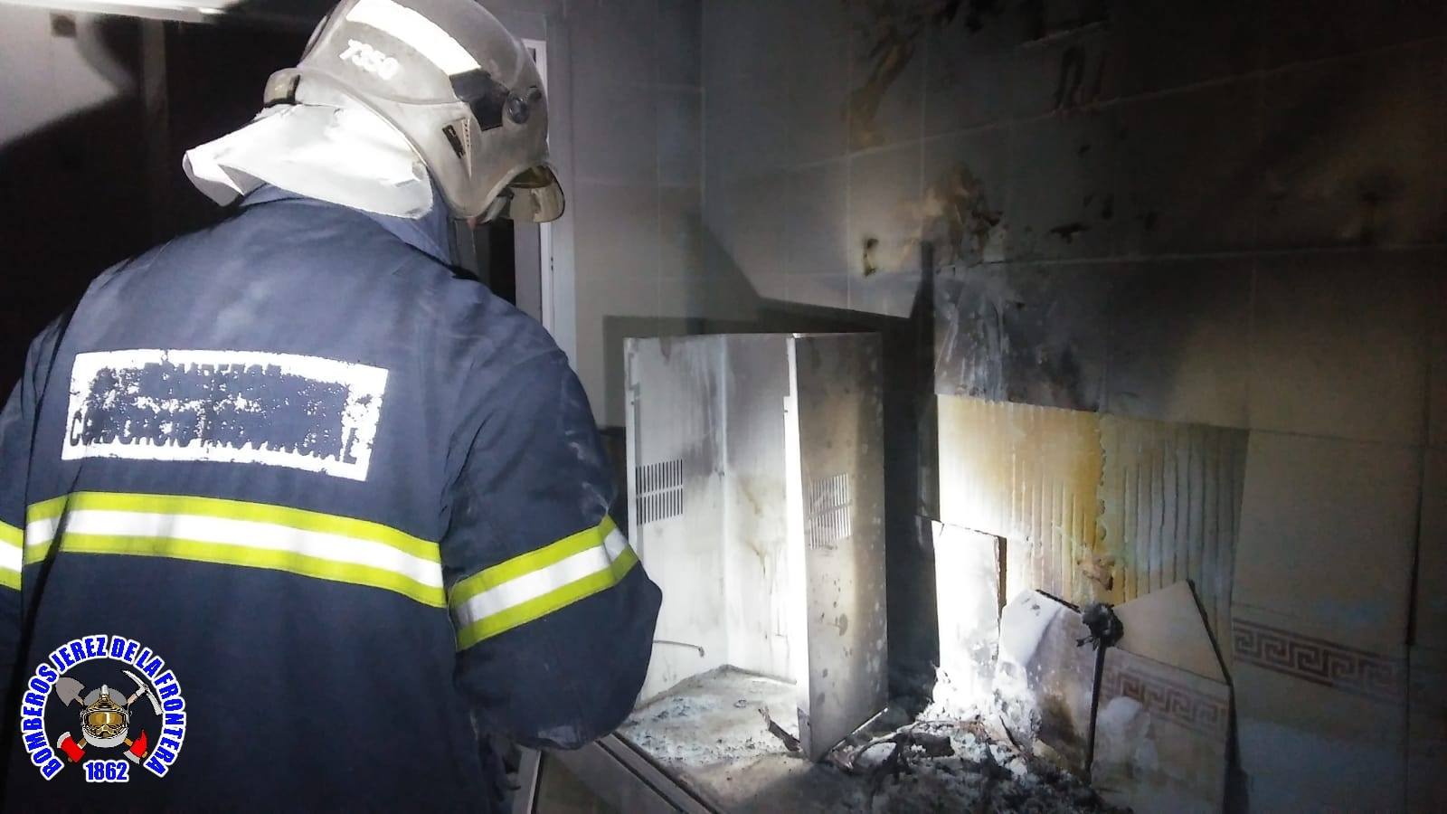 Dos evacuados al Hospital de Jerez tras un incendio de madrugada en una ...