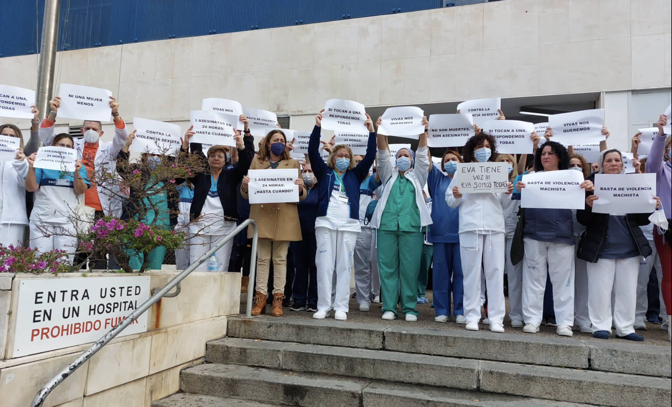 Concentración en el Hospital Puerta del Mar de Cádiz en recuerdo de Eva Aza, antigua empleada del centro.