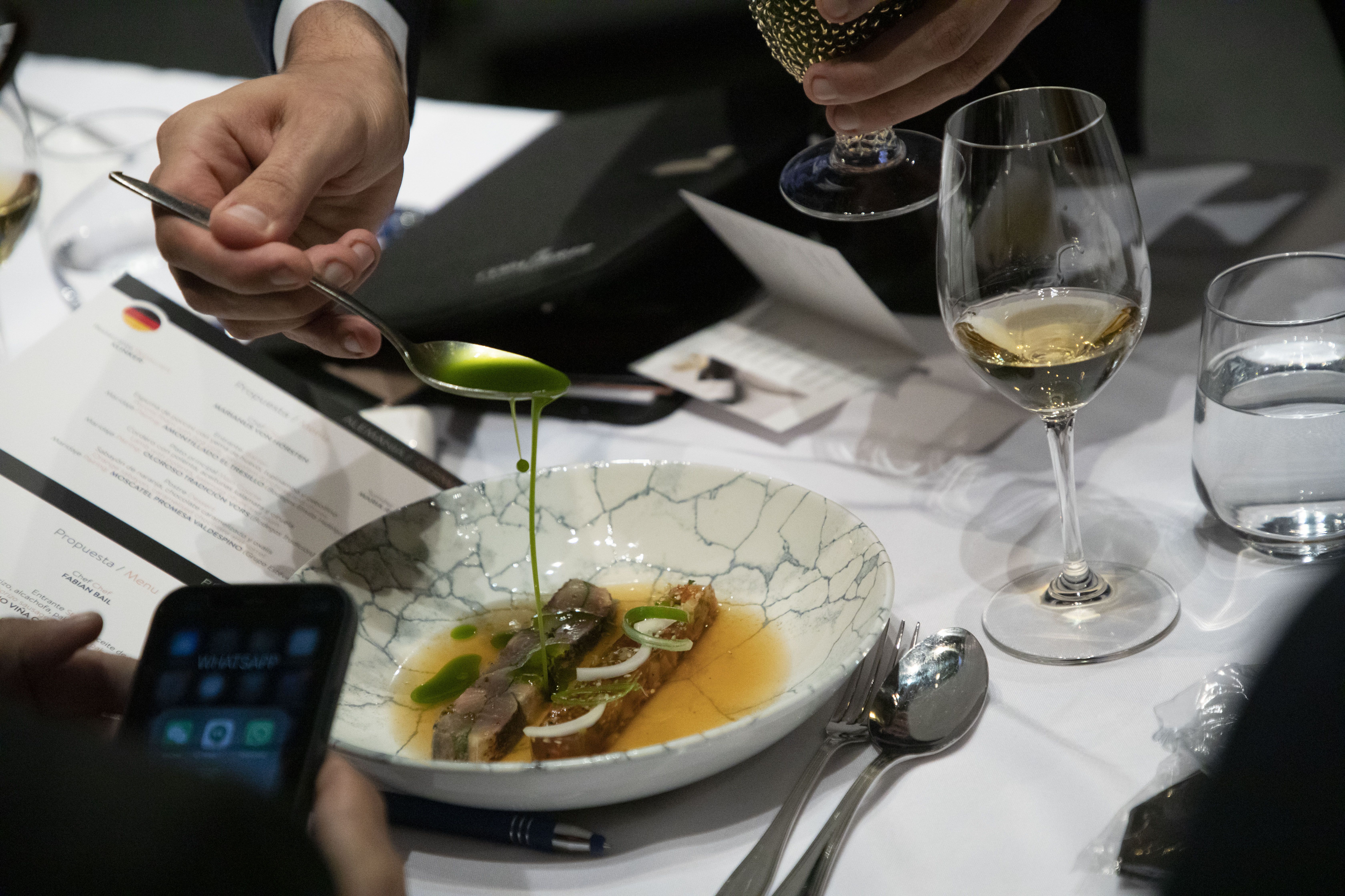 Un chef ultimando uno de los platos para la competición.     COPA JEREZ