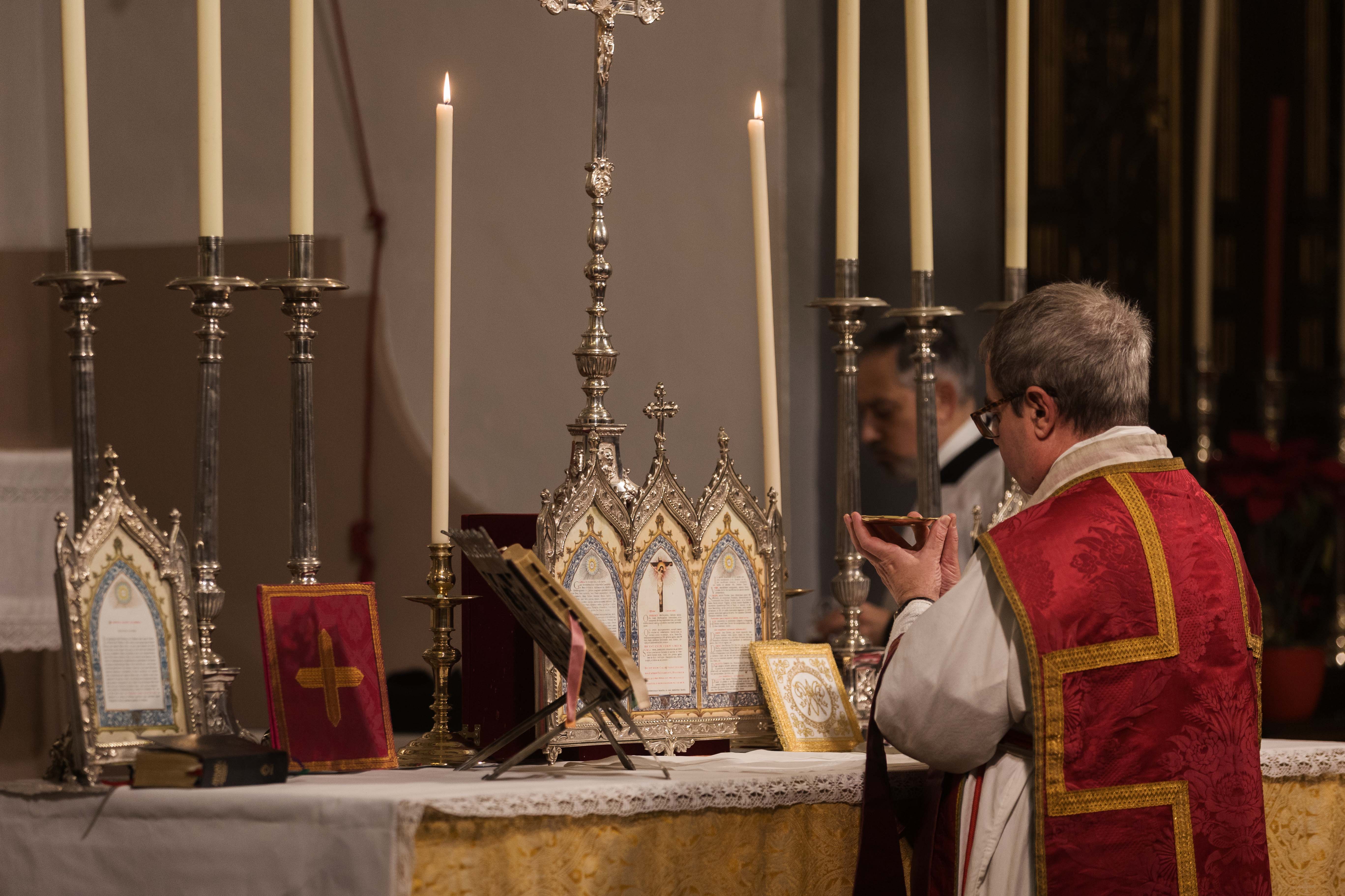 Detalle del altar en el que el rito manda colocar diferentes textos enmarcados.   MANU GARCÍA
