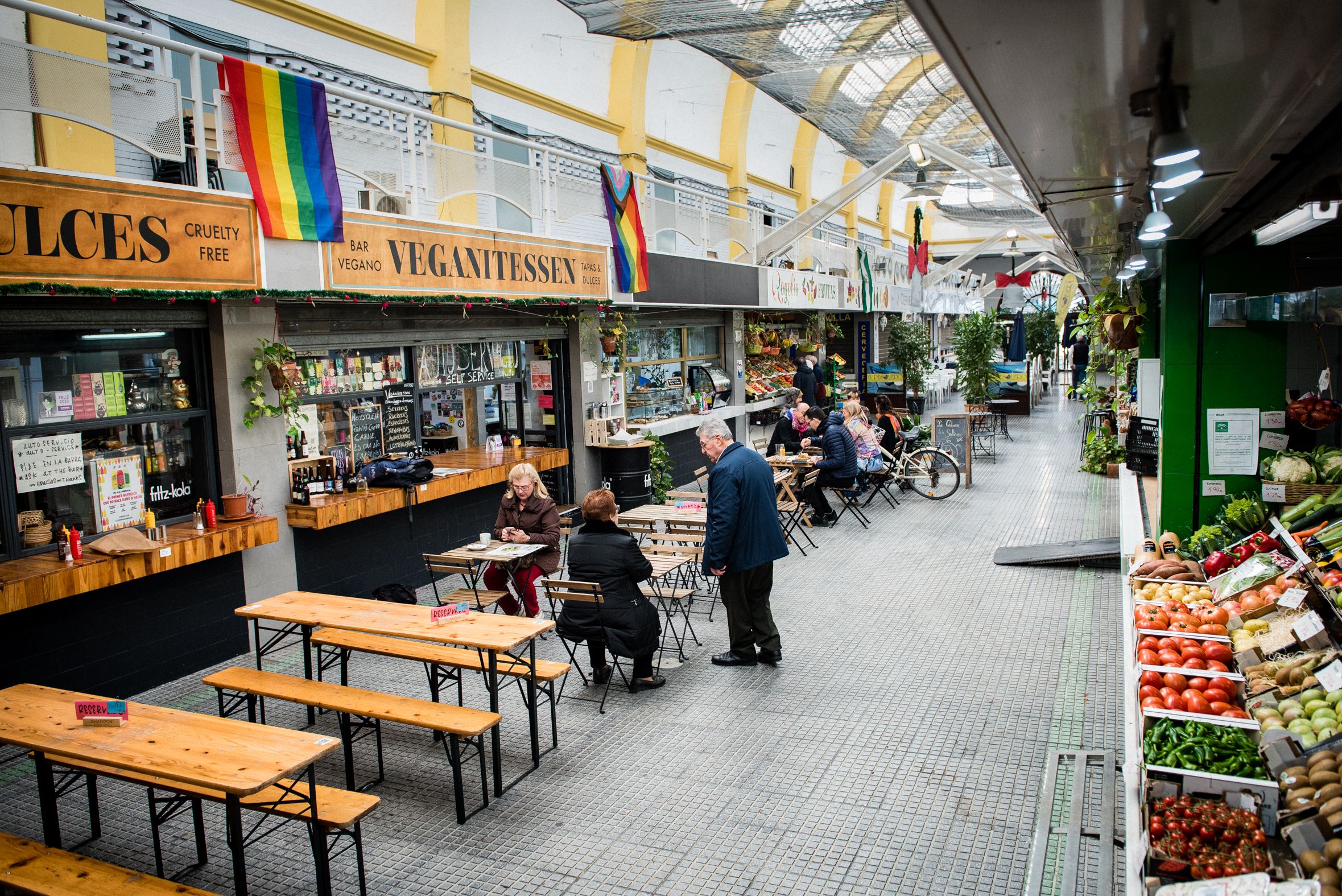 Los lugares para comer predominan en el Mercado del Arenal.