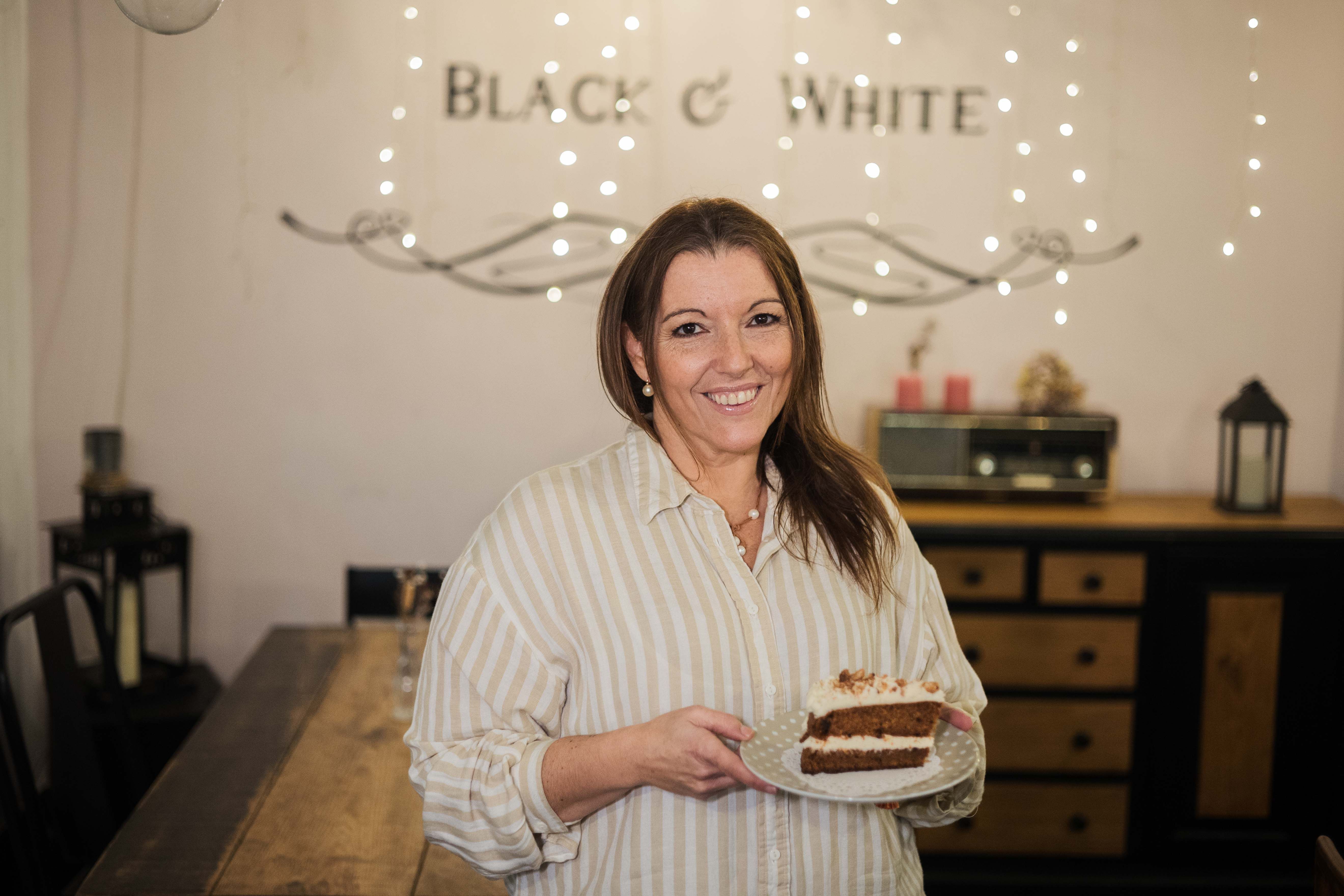 La portuense con un trozo de su tarta más demandada.