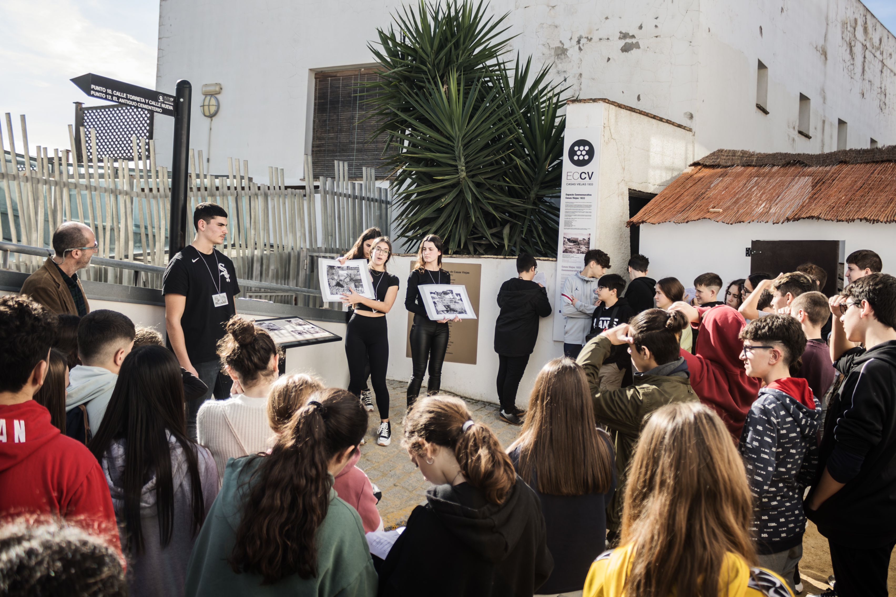 Un momento de la ruta por los lugares de los sucesos de Casas Viejas, en la semana de la conmemoración del 90 aniversario de la matanza, con guías de Bachillerato del IES Casas Viejas, este pasado viernes.