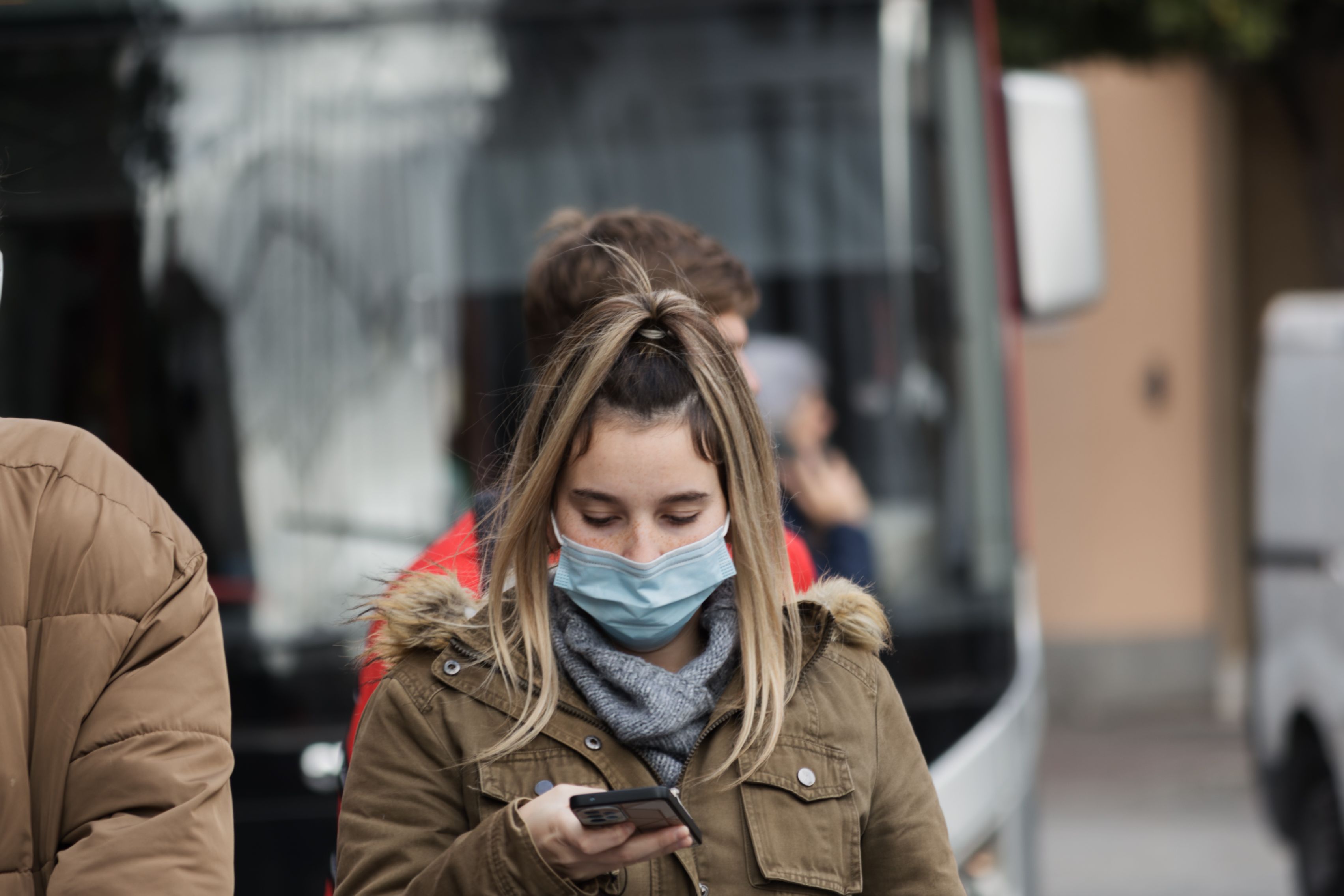 Expertos recomiendan el uso de la mascarilla ante el repunte de casos de gripe y covid.