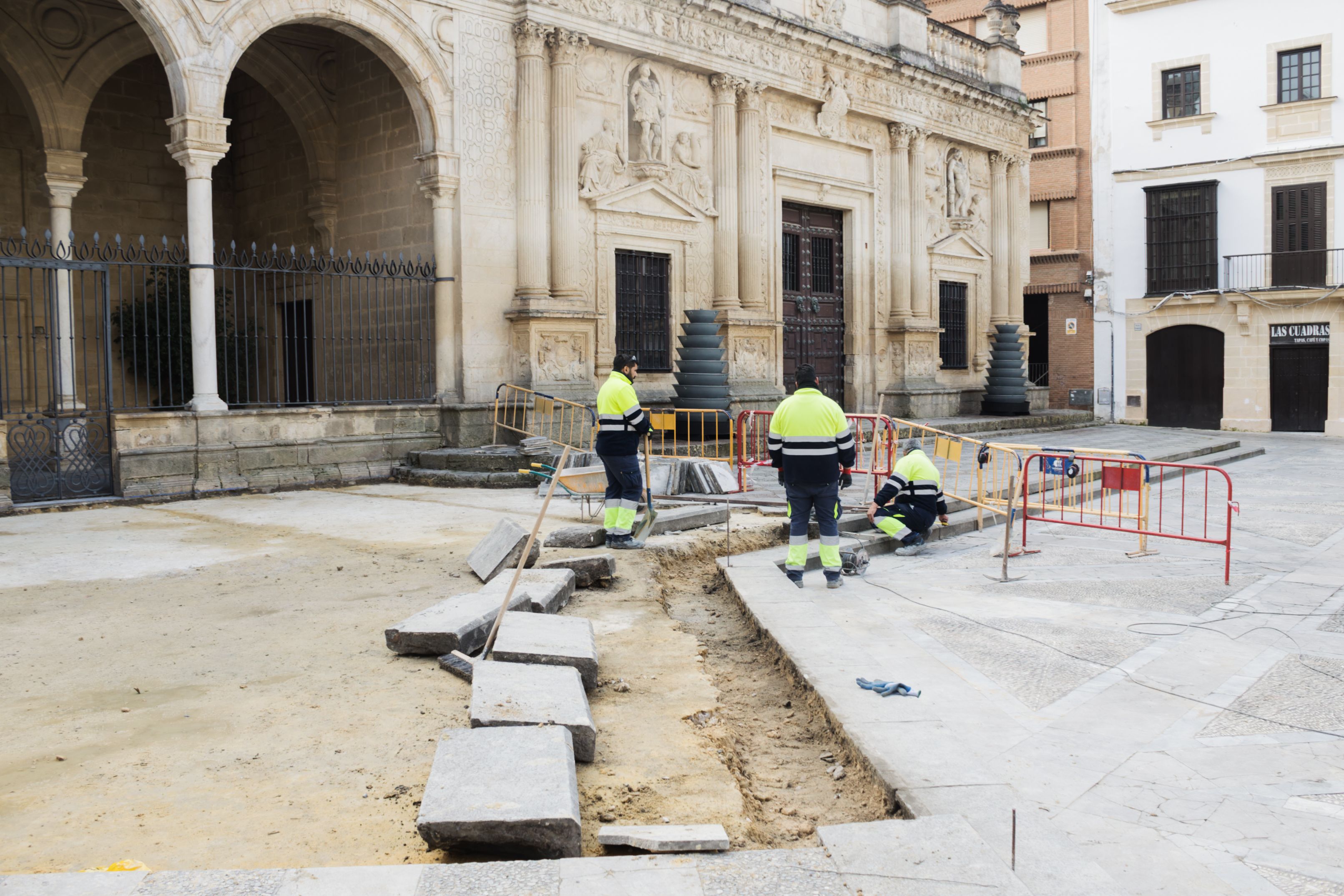Operarios del Ayuntamiento de Jerez trabajan en el centro, en una imagen de archivo.