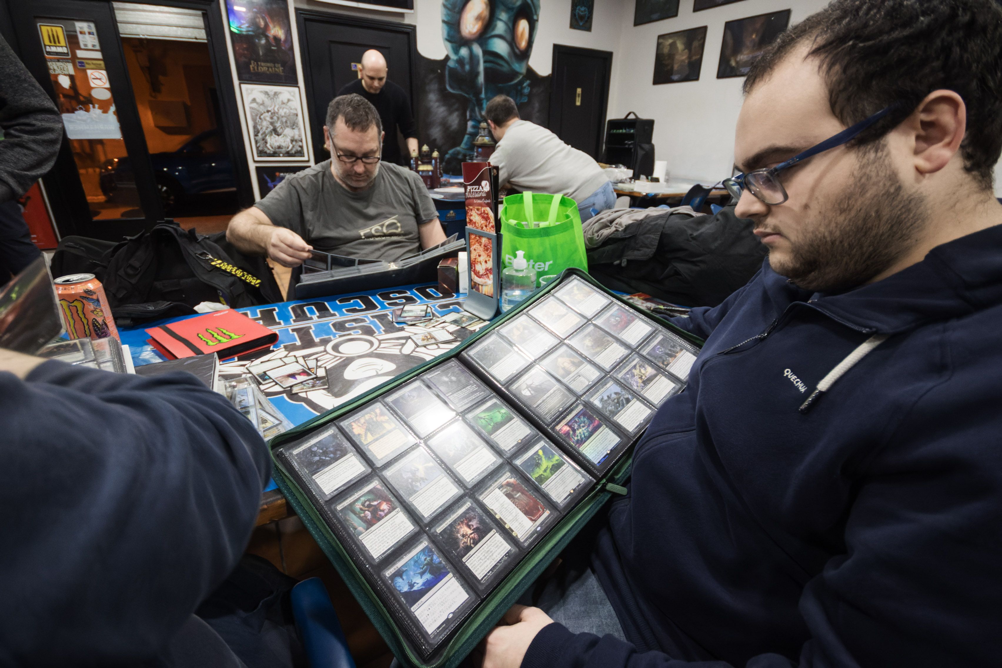 Pablo Manga enseña sus cartas Magic. 