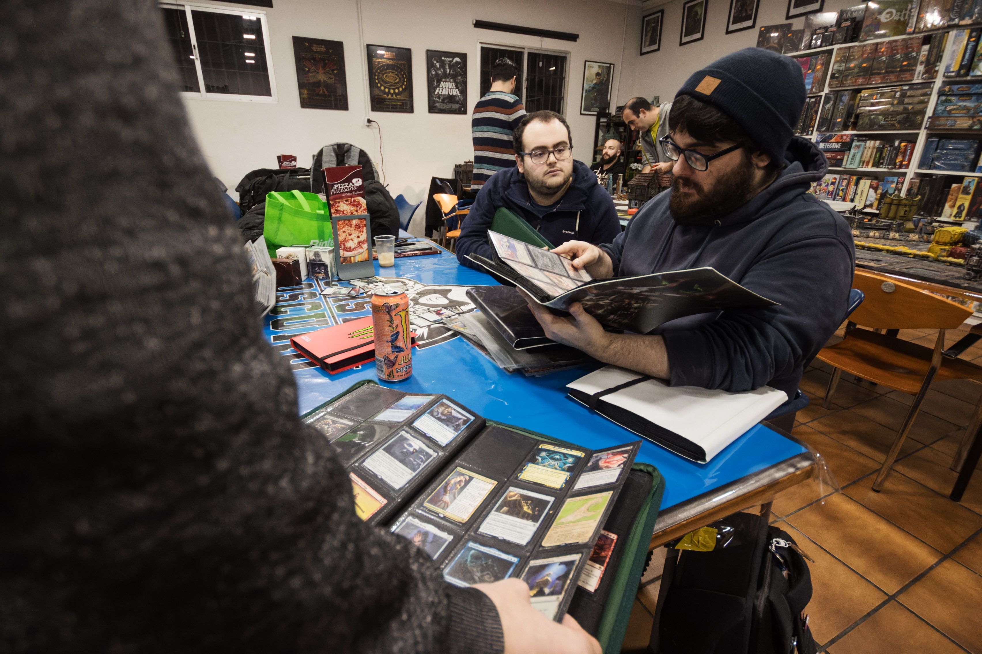Intercambio de Magic, el juego de cartas coleccionables.