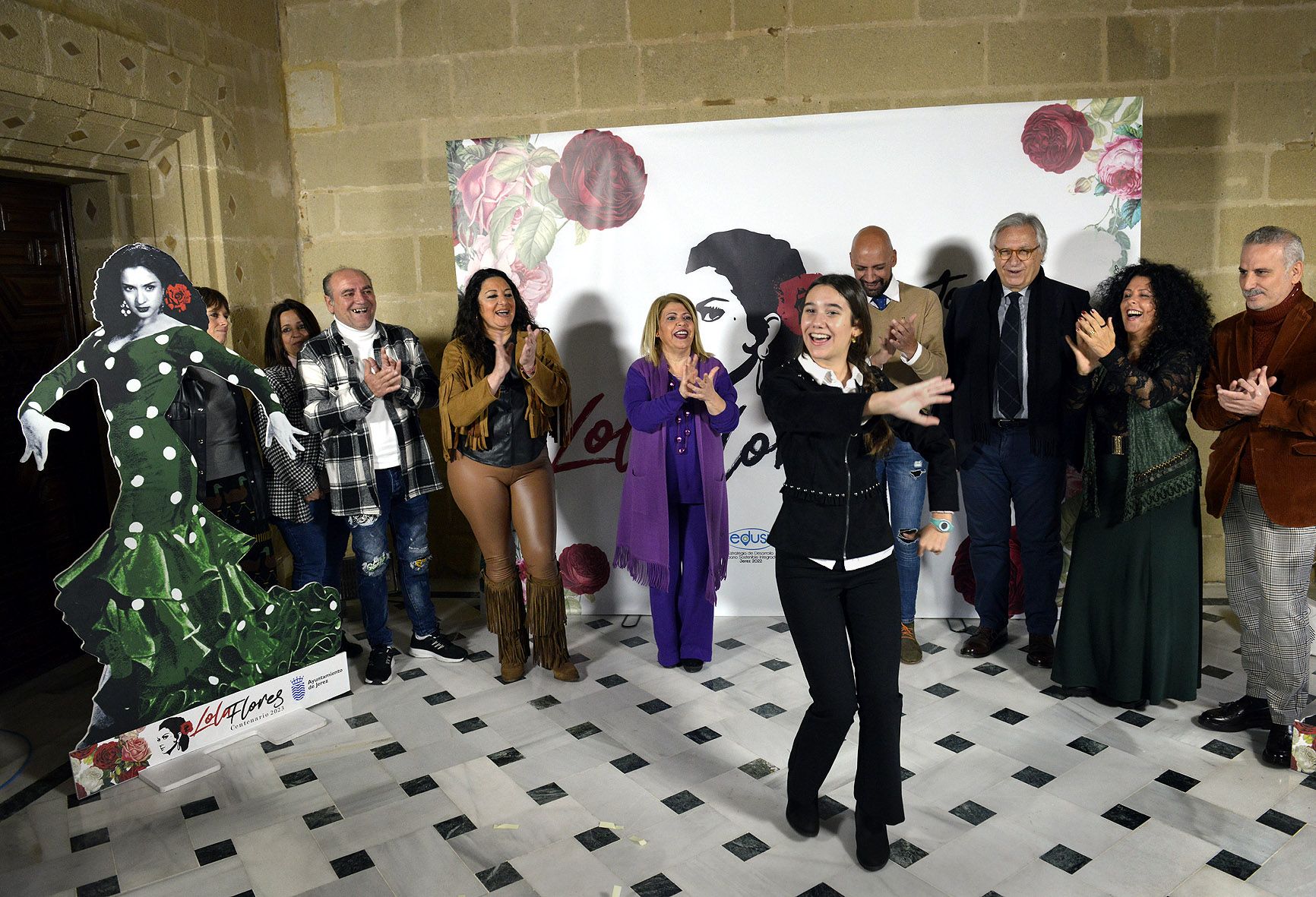 Lucia Aliaño se da una 'pataíta', durante el acto de presentación del programa por el centenario de Lola Flores en Jerez. Lucia Aliaño se da una 'pataíta', durante el acto de presentación del programa por el centenario de Lola Flores en Jerez.