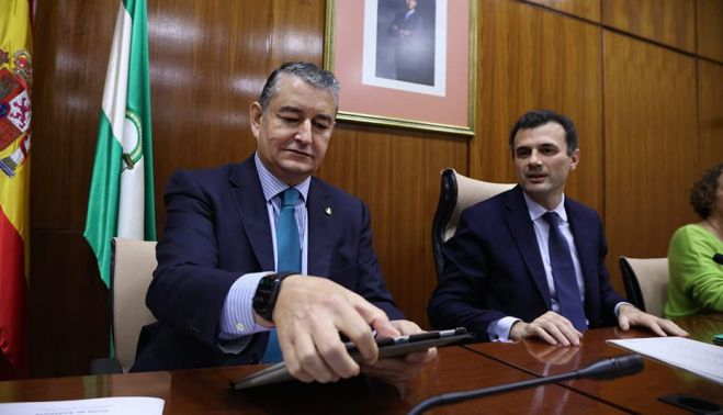 Antonio Sanz, en la comisión parlamentaria de Presidencia junto a Bruno García. JUNTA