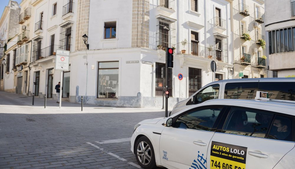 El centro de Jerez estrena zona controlada por cámaras y de "prioridad peatonal". En la imagen, nuevo semáforo en José Luis Díez, este miércoles.