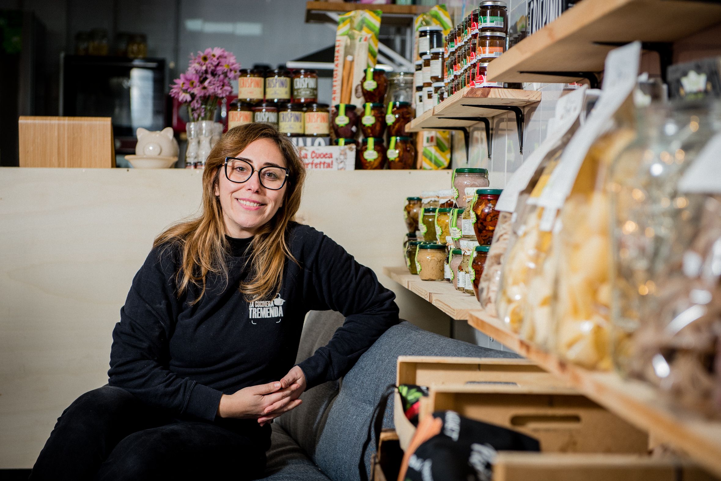 Federica junto a los productos de Calabria.