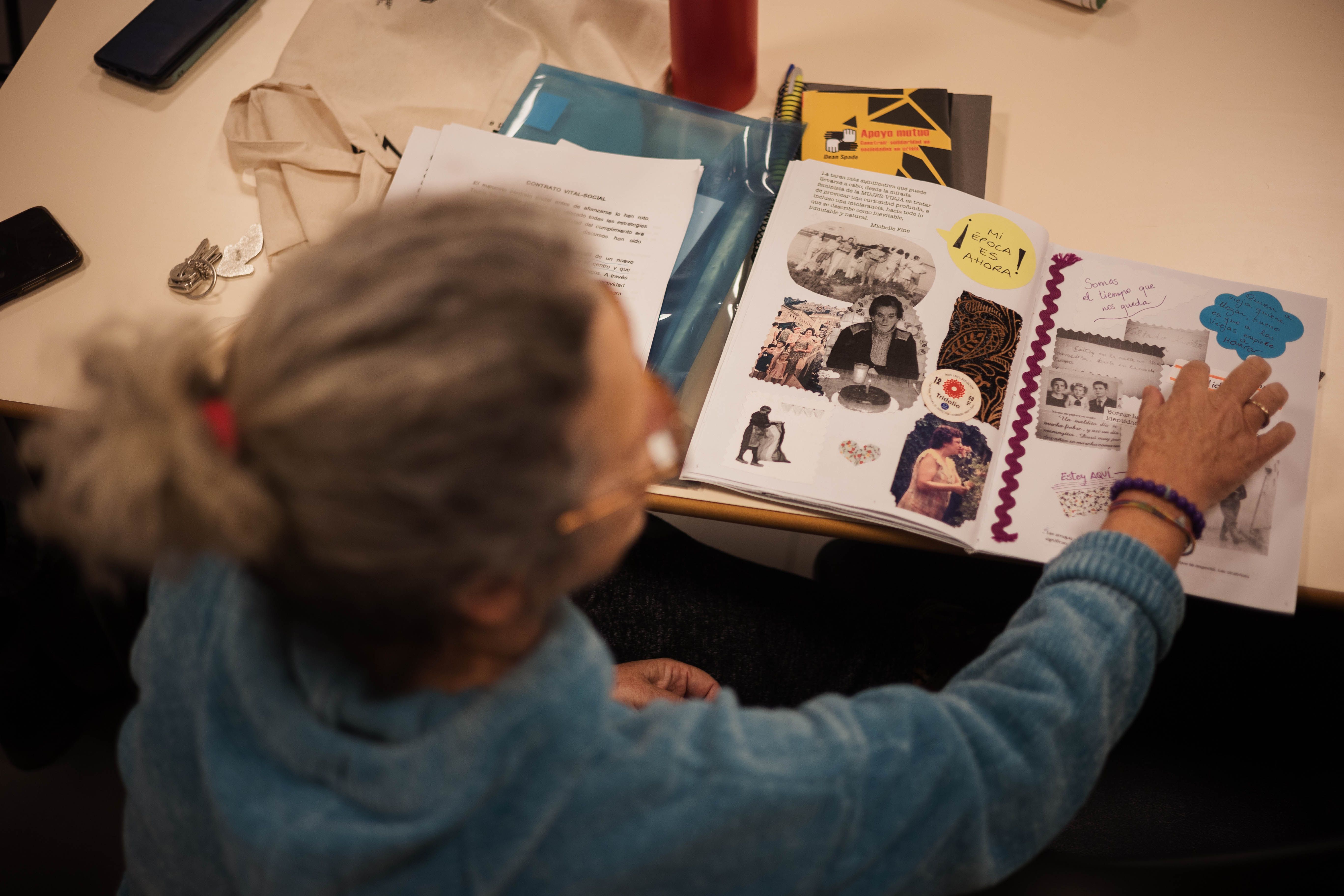 Carmen muestra los recortes empleados para la creación del fanzine. 